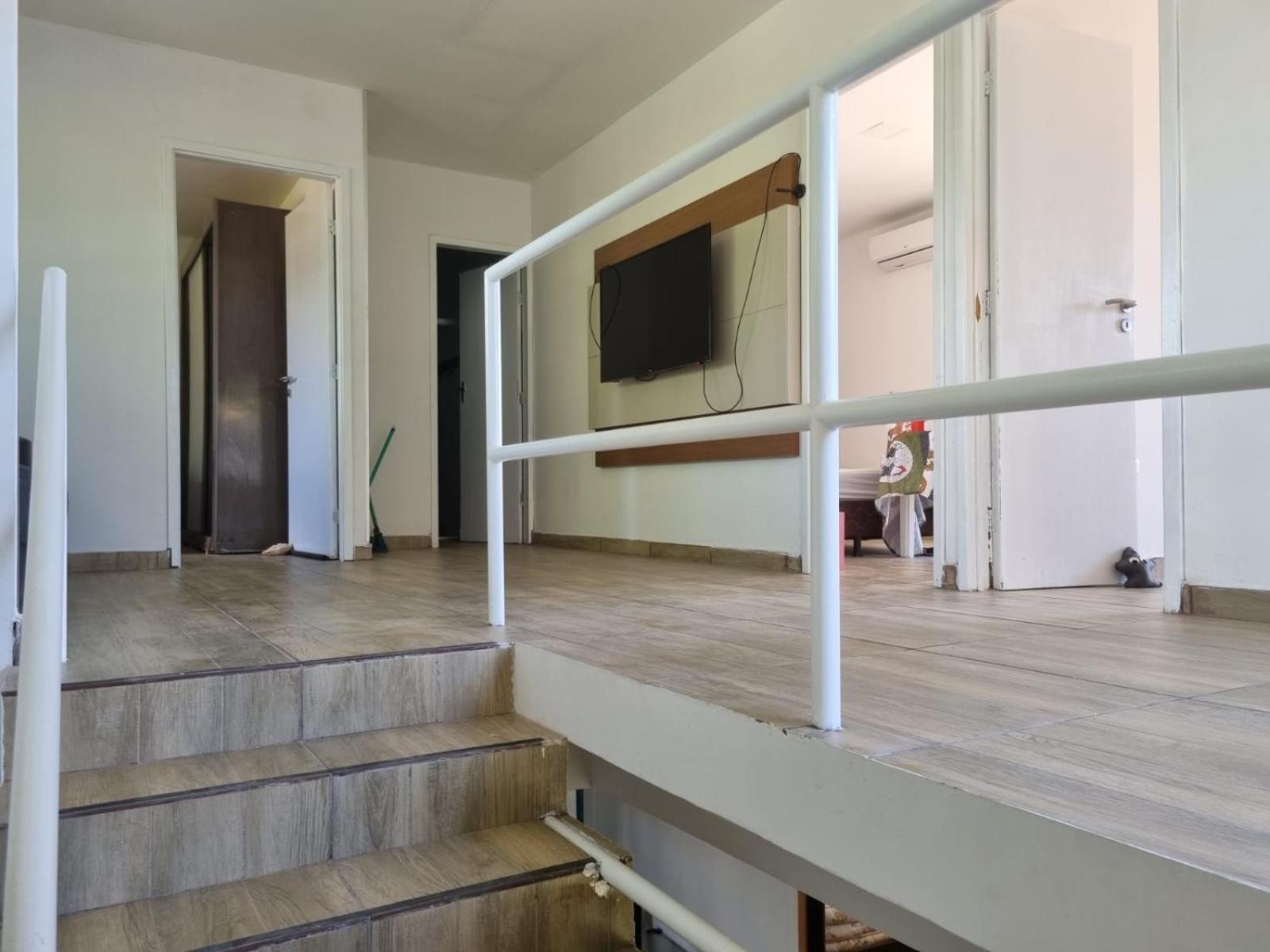 Six-Bedroom House photo 2