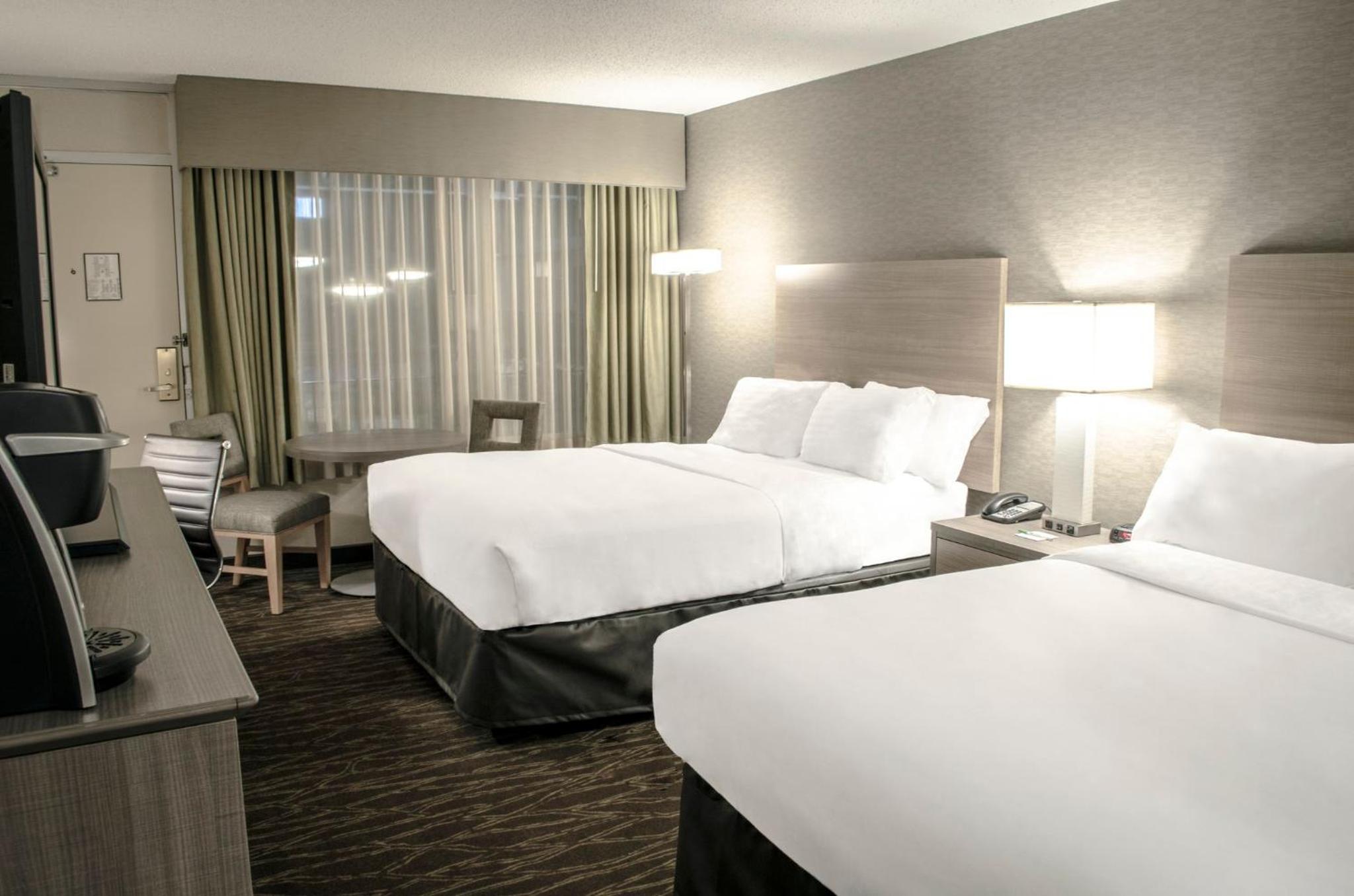 Standard Queen Room with Two Queen Beds and Pool View - Photo 2