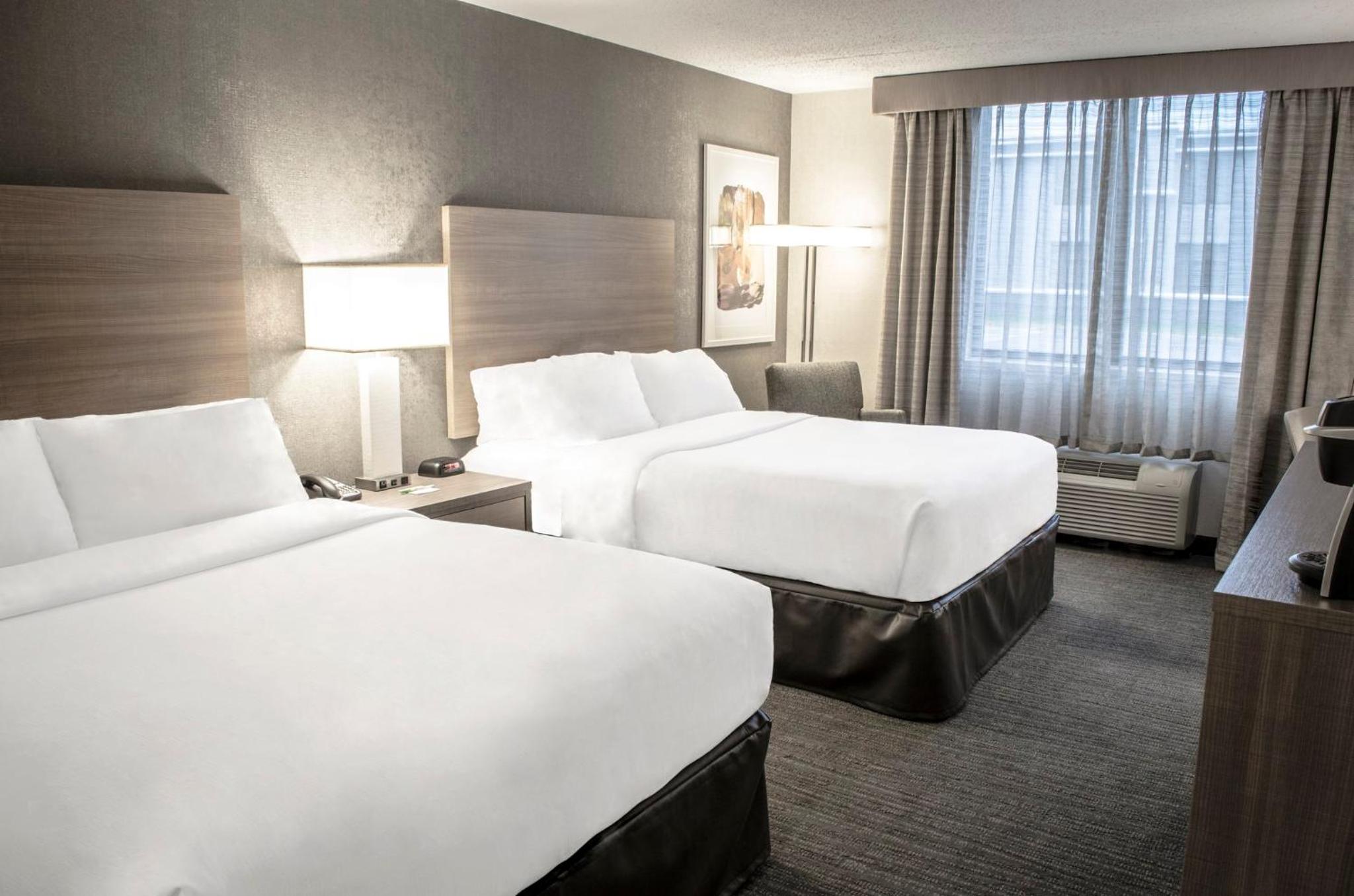 Standard Room with Two Queen Beds - Photo 2