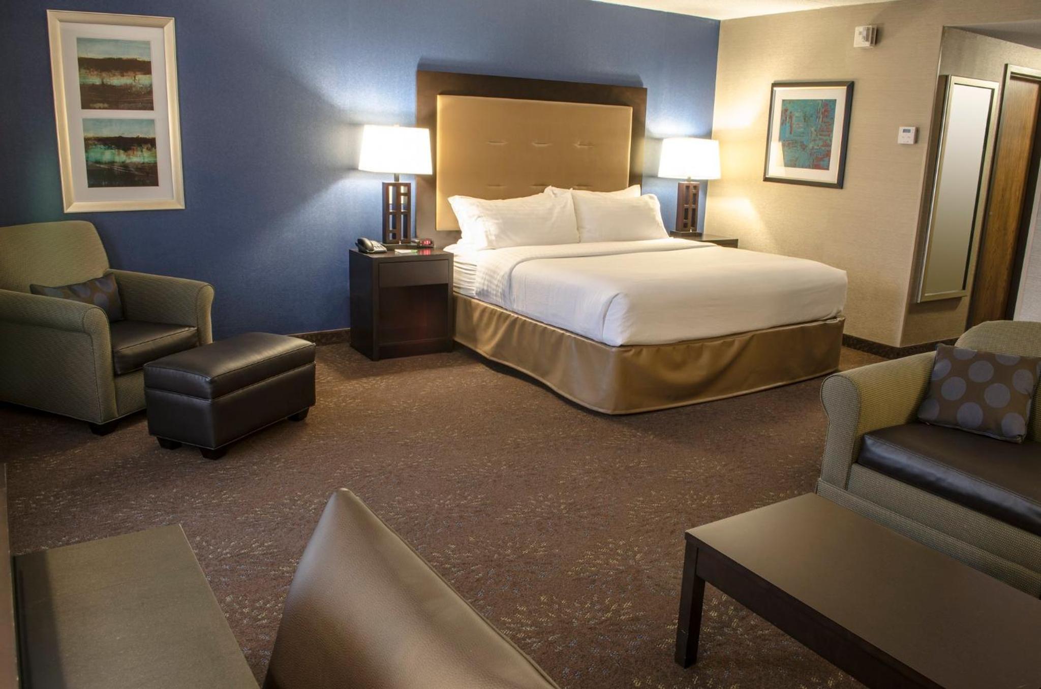 Premium King Room - Photo 2