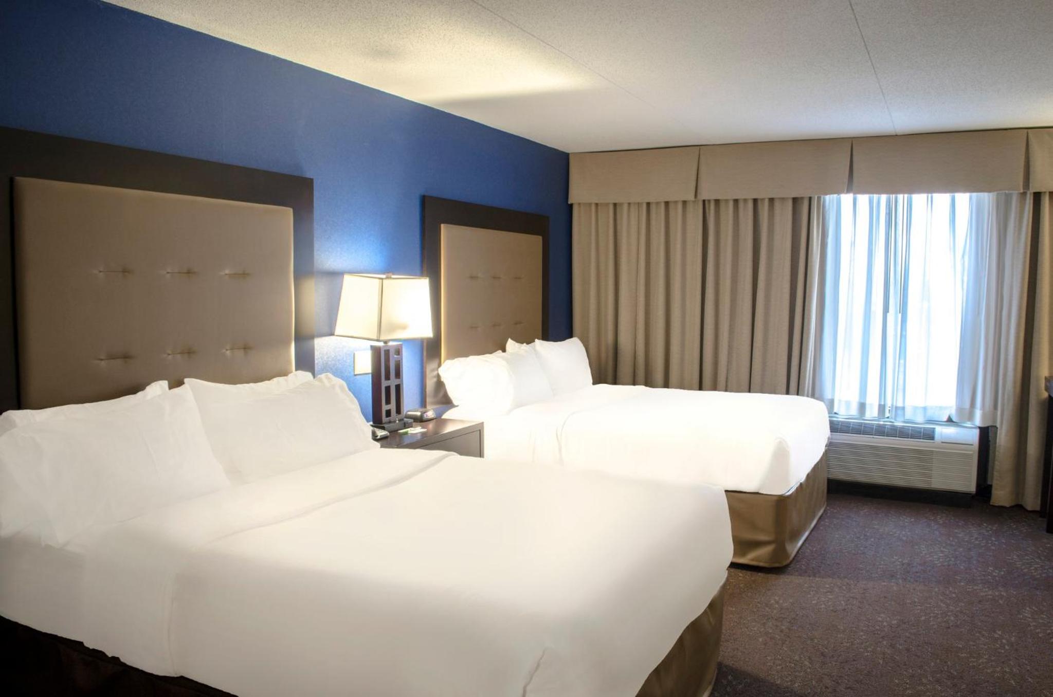 Standard Room with Two Queen Beds - Photo 3