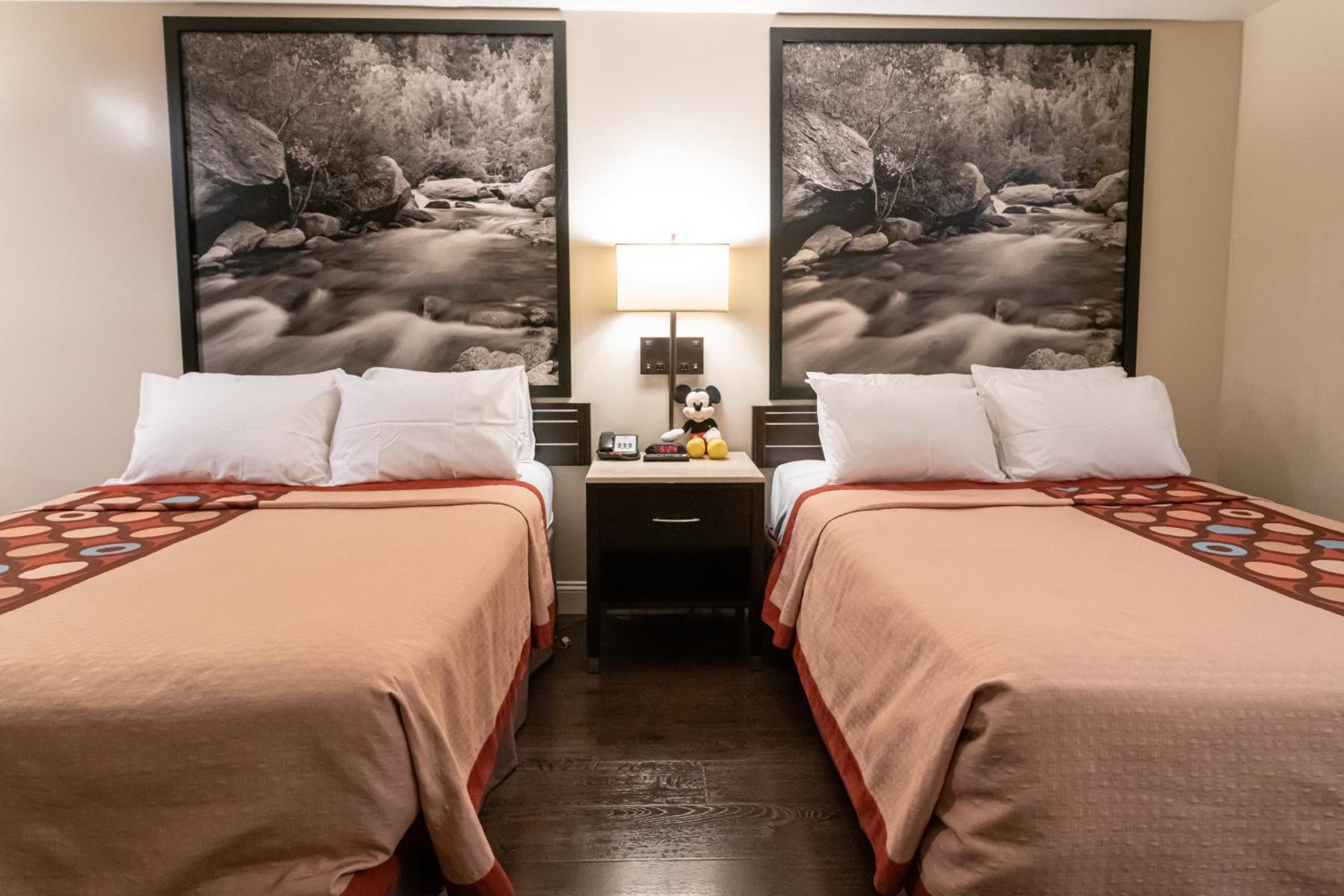 Queen Room with Two Queen Beds - Non-Smoking - Photo 6