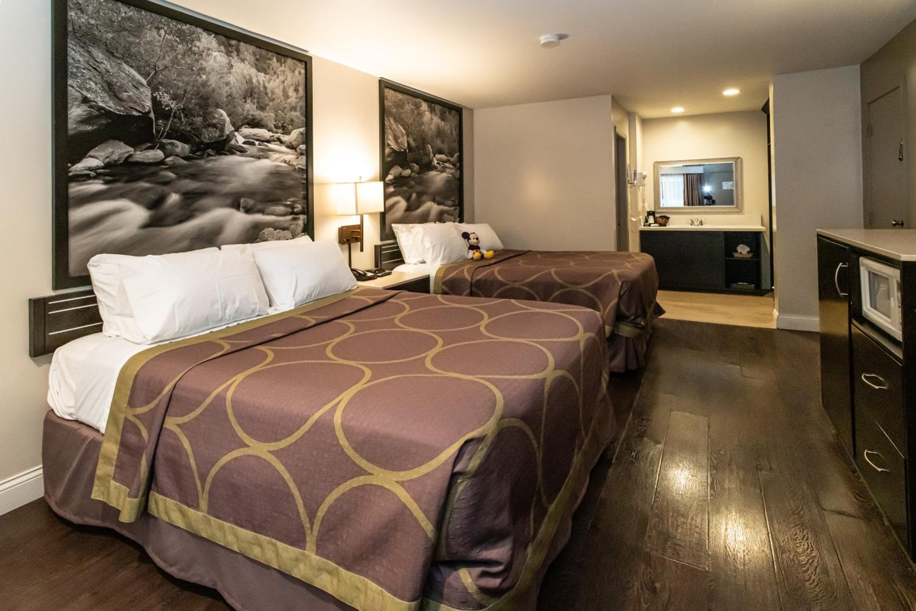 Queen Room with Two Queen Beds - Non-Smoking - Photo 7