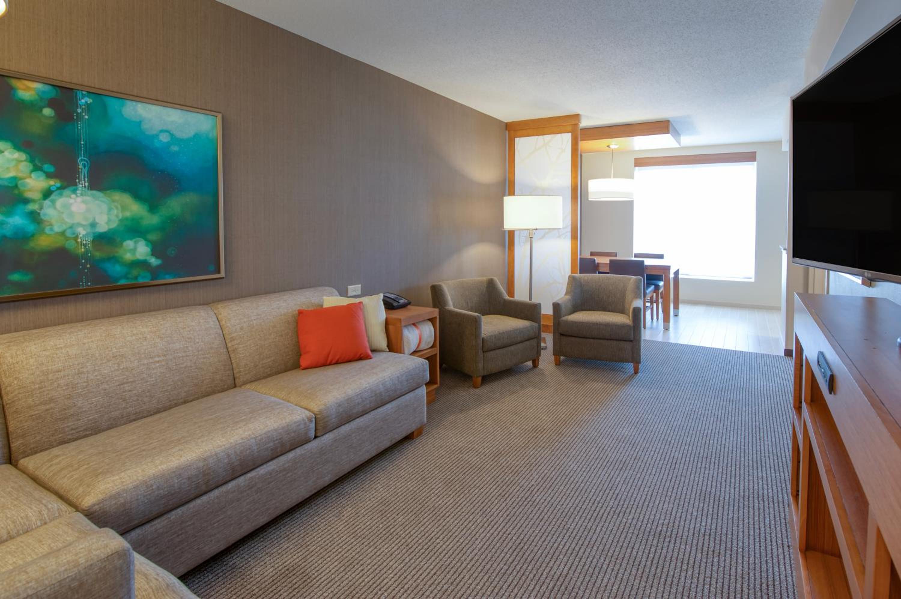 One-Bedroom King Suite with Sofa Bed photo 2