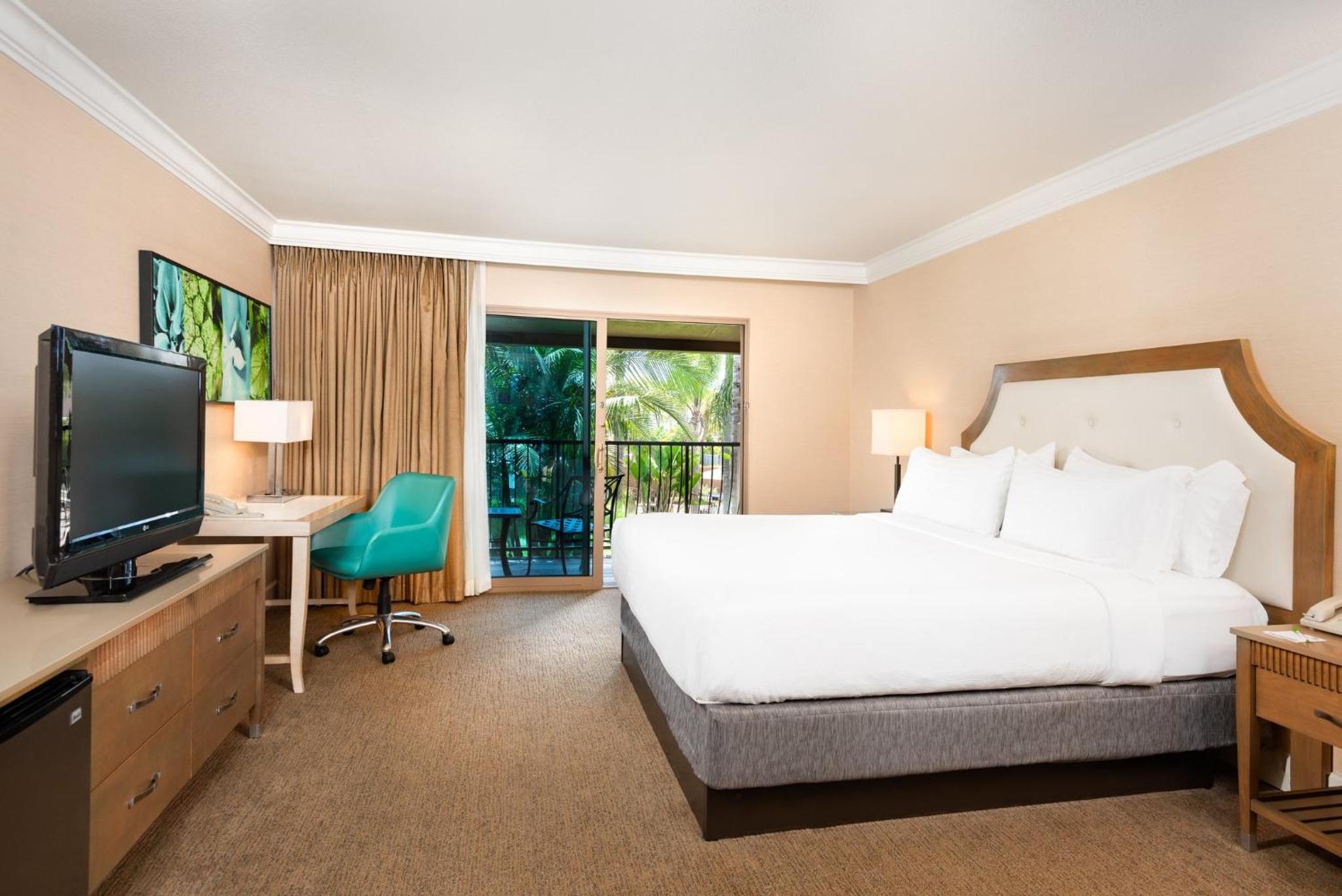 Standard King Room With Balcony - Photo 1