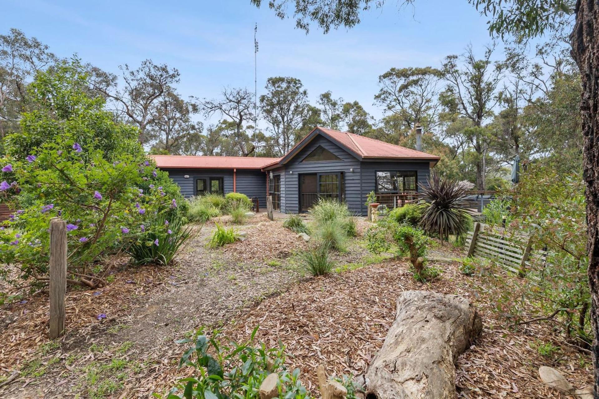 Five-Bedroom House photo 2