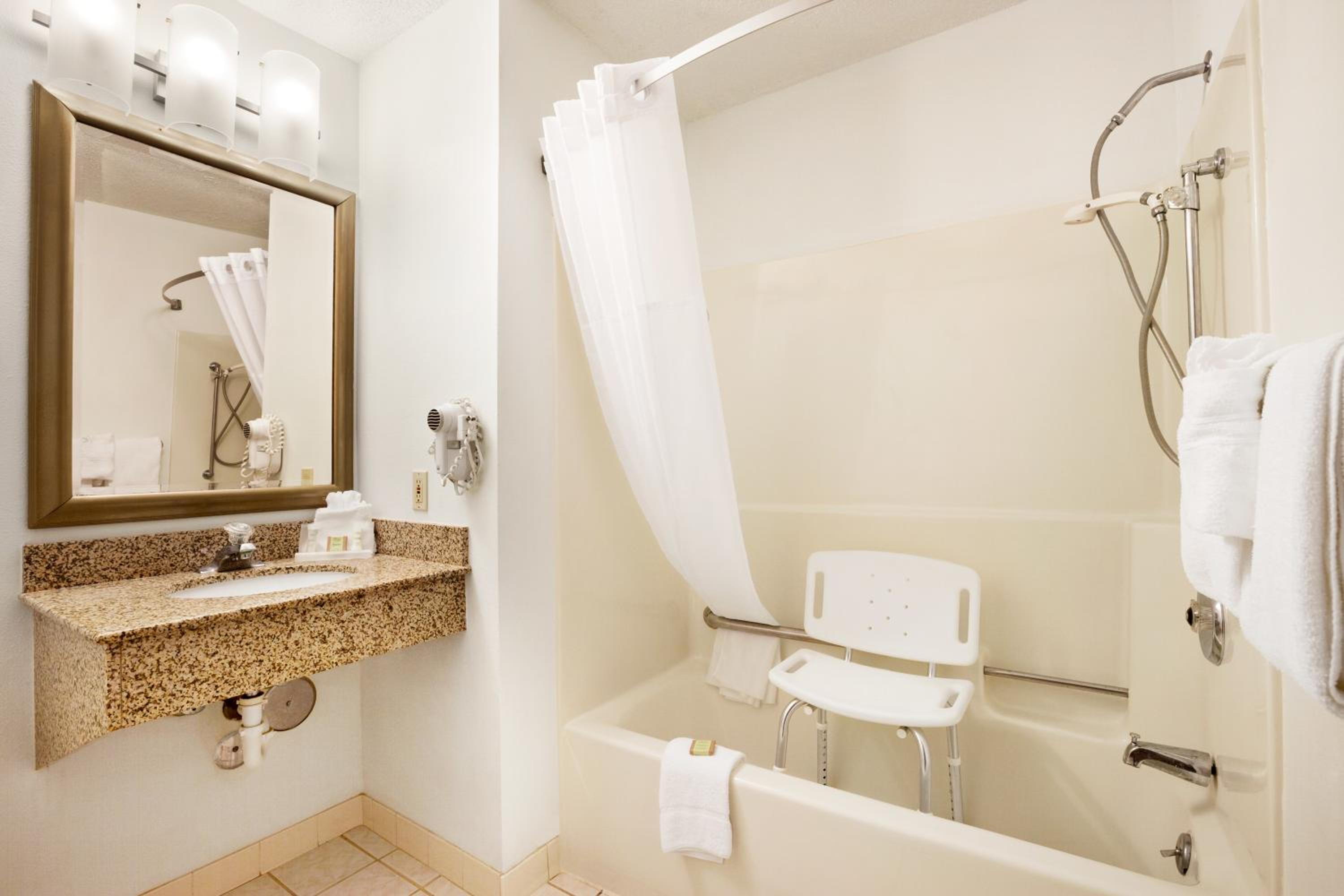 King Room - Mobility Access/Non-Smoking - Photo 3