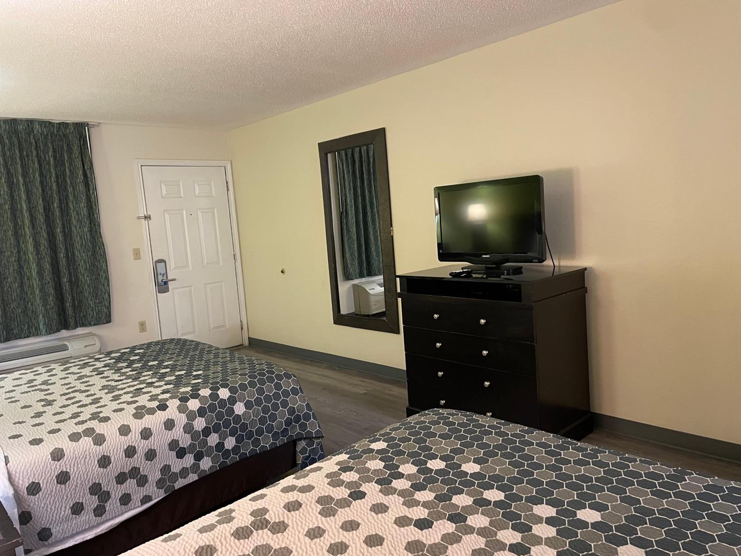 Queen Room with Two Queen Beds - Non-Smoking - Photo 4