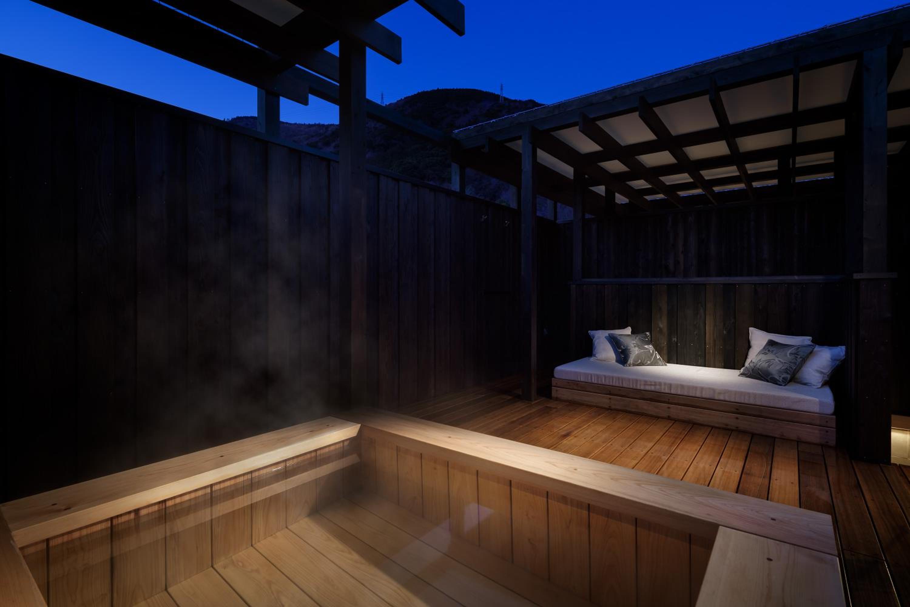 Exective Twin Room witn Open-Air Bath - Photo 13