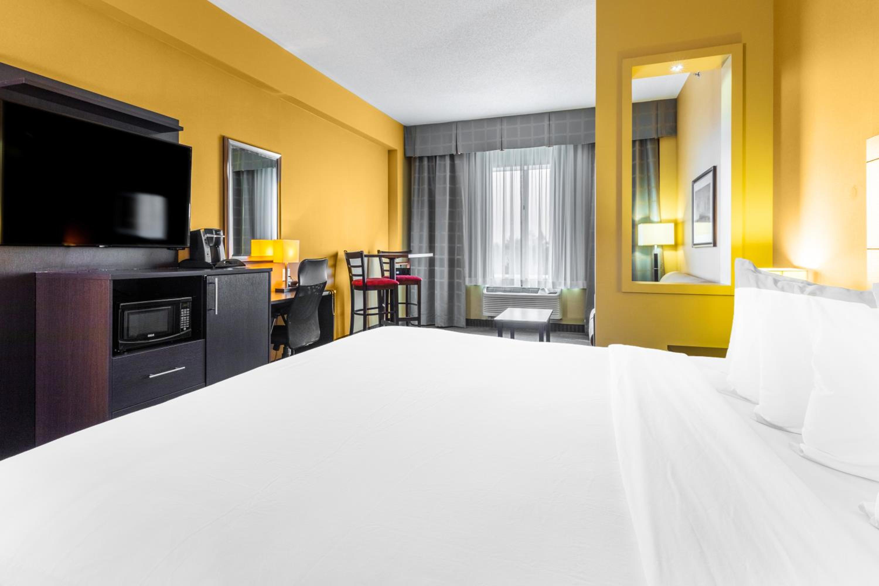 King Room with Sofa Bed - Non-Smoking - Photo 10
