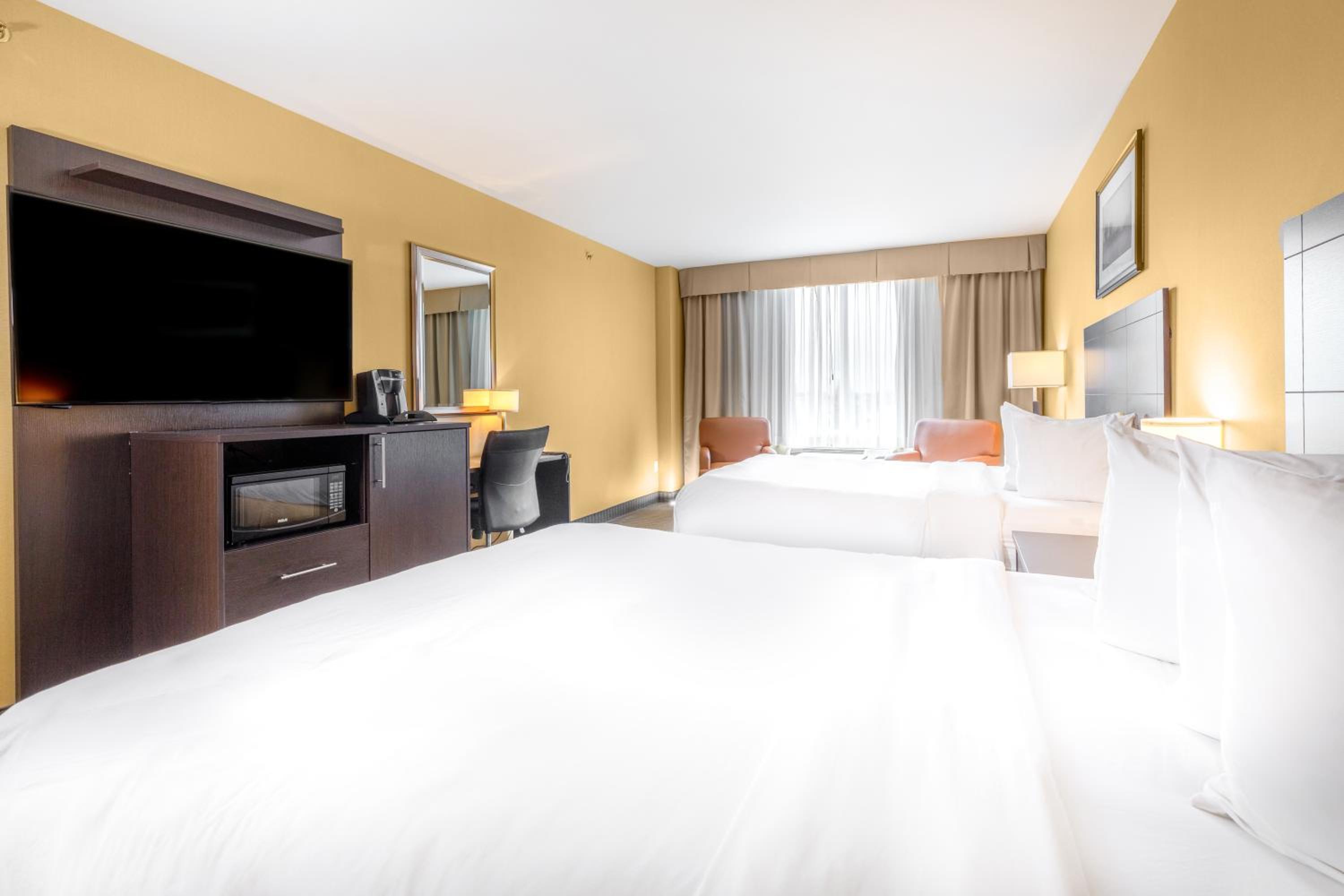 Queen Room with Two Queen Beds - Non-Smoking - Photo 5