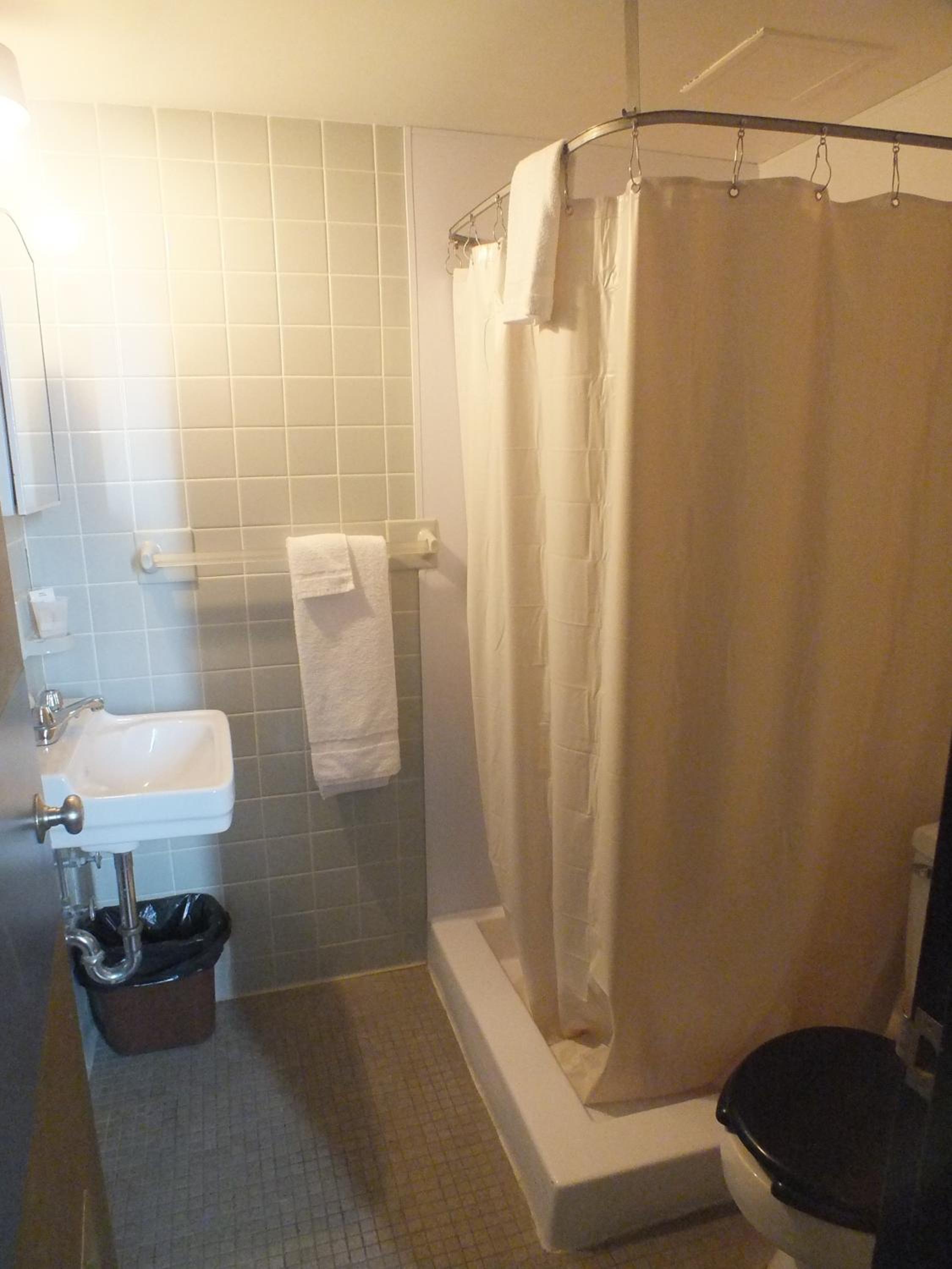 Single Room with Private Bathroom photo 3