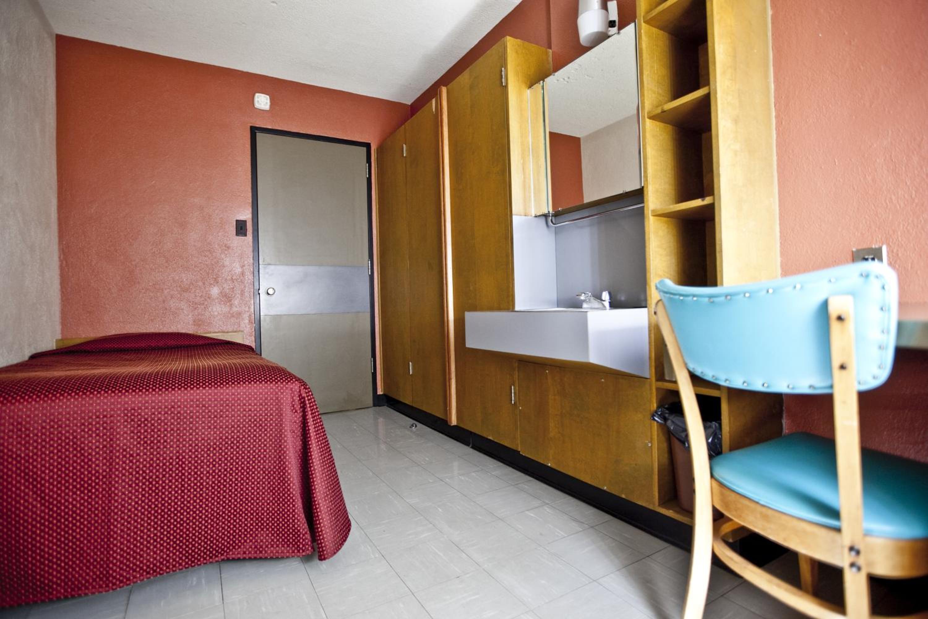 Single Room with Shared Shower and Toilet photo 2