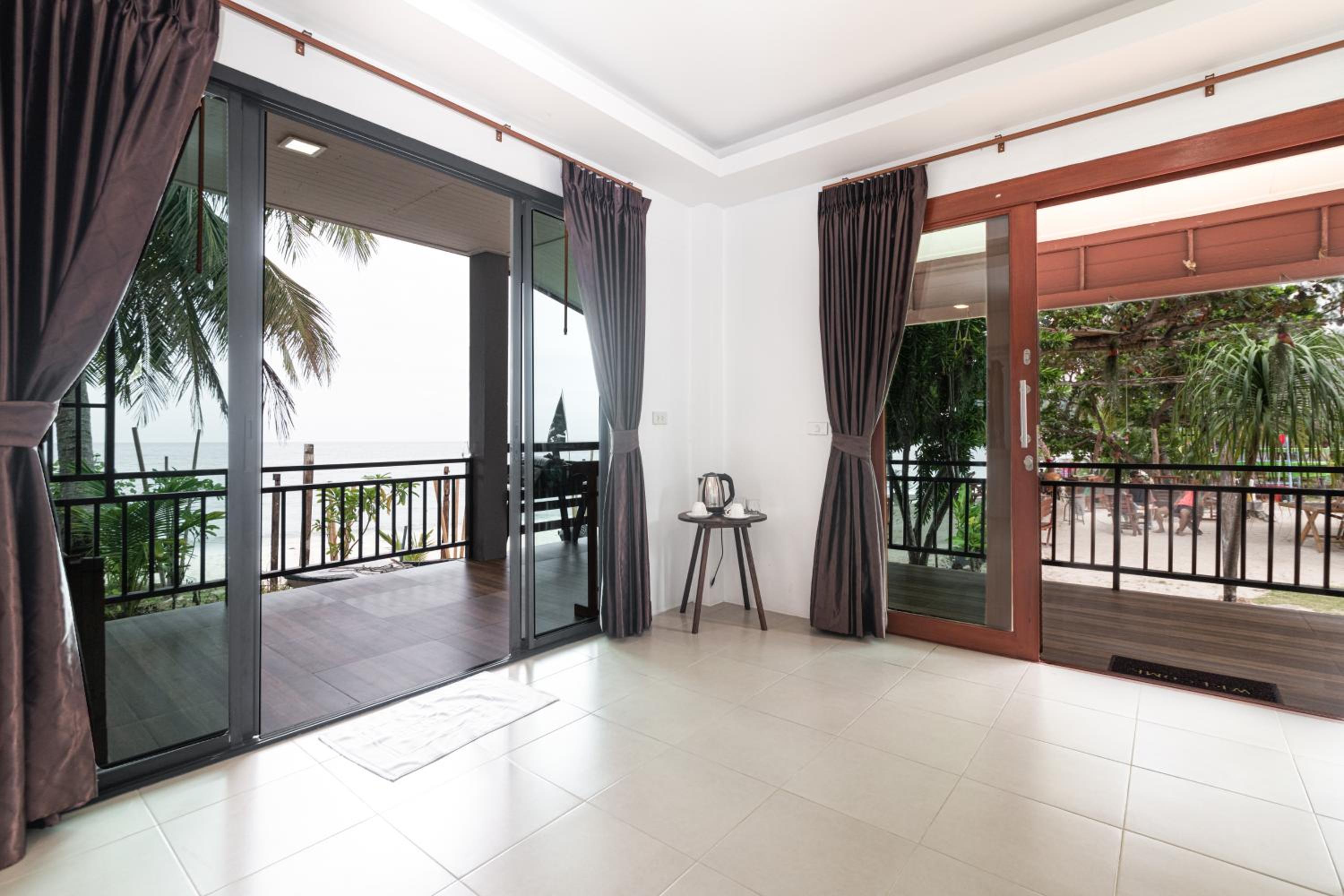 Deluxe Double Room with Balcony and Sea View photo 3
