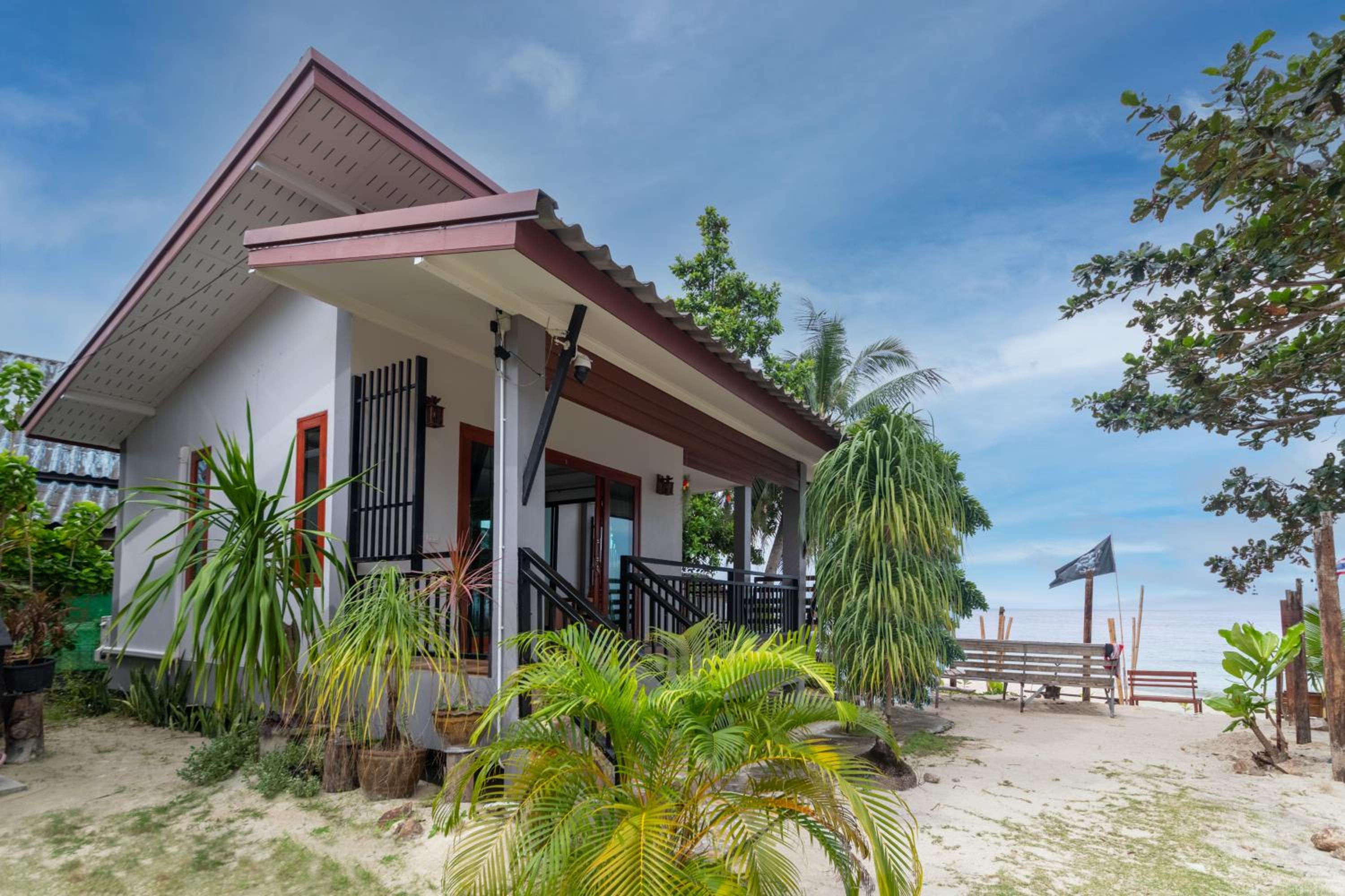 Deluxe Double Room with Balcony and Sea View photo 2