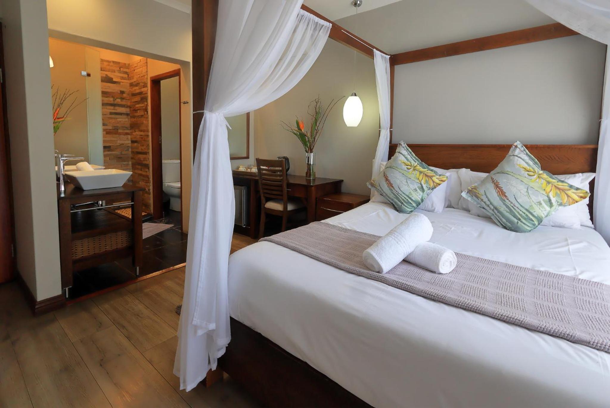 Queen Room with Balcony photo 1