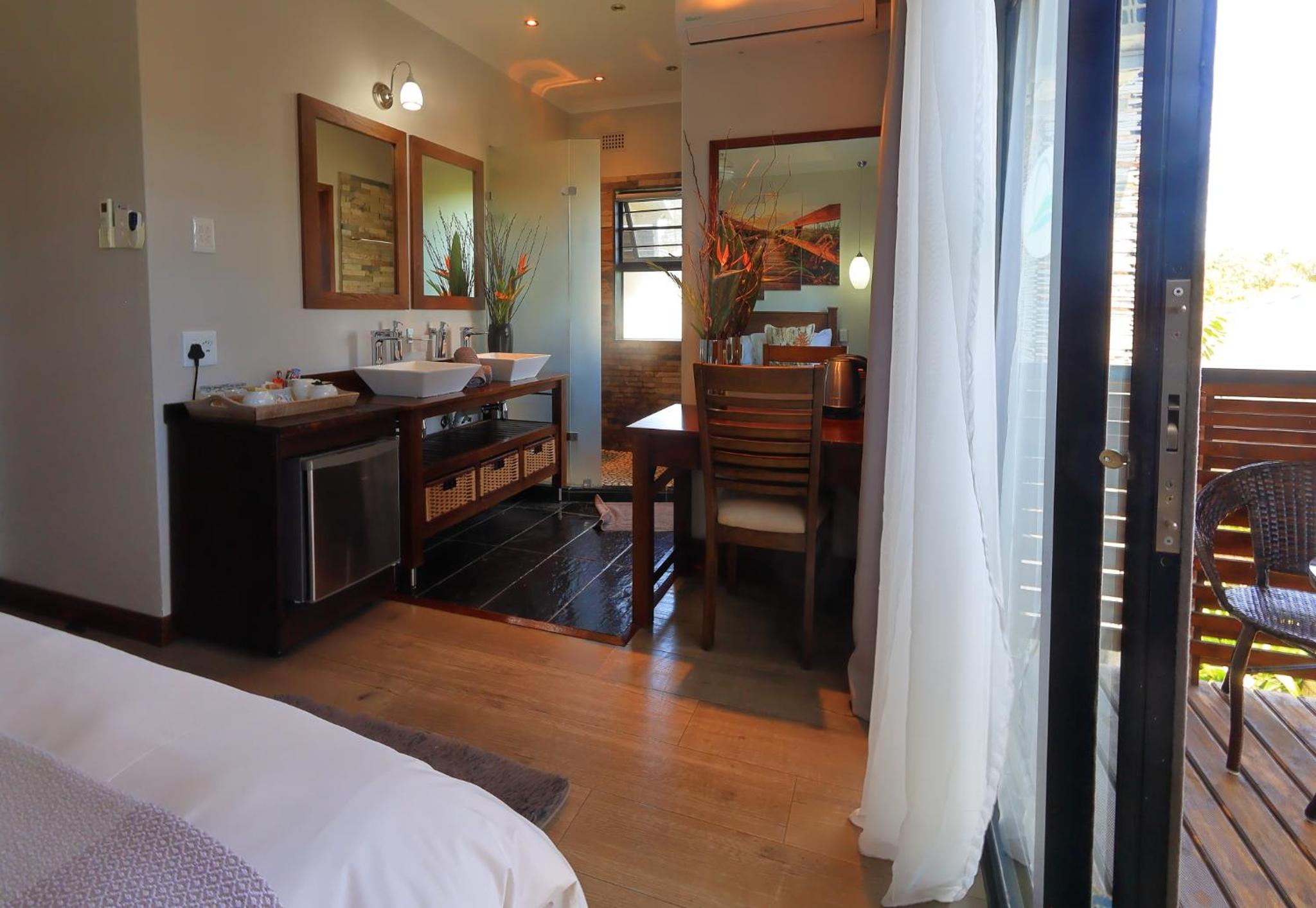 Queen Room with Balcony photo 1
