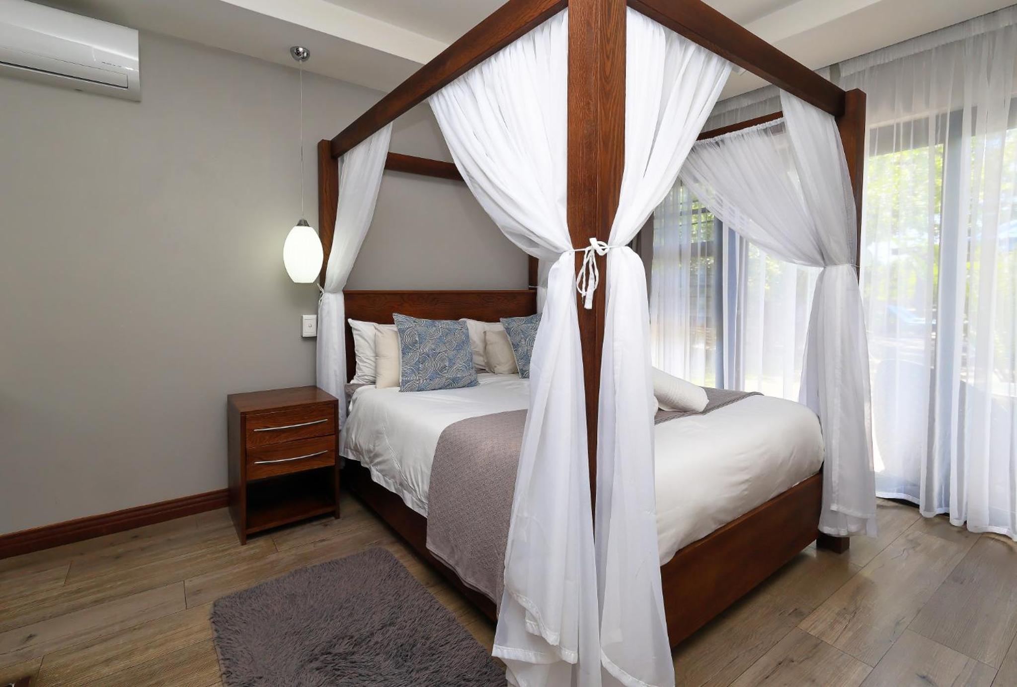 Queen Room with Pool Access photo 1