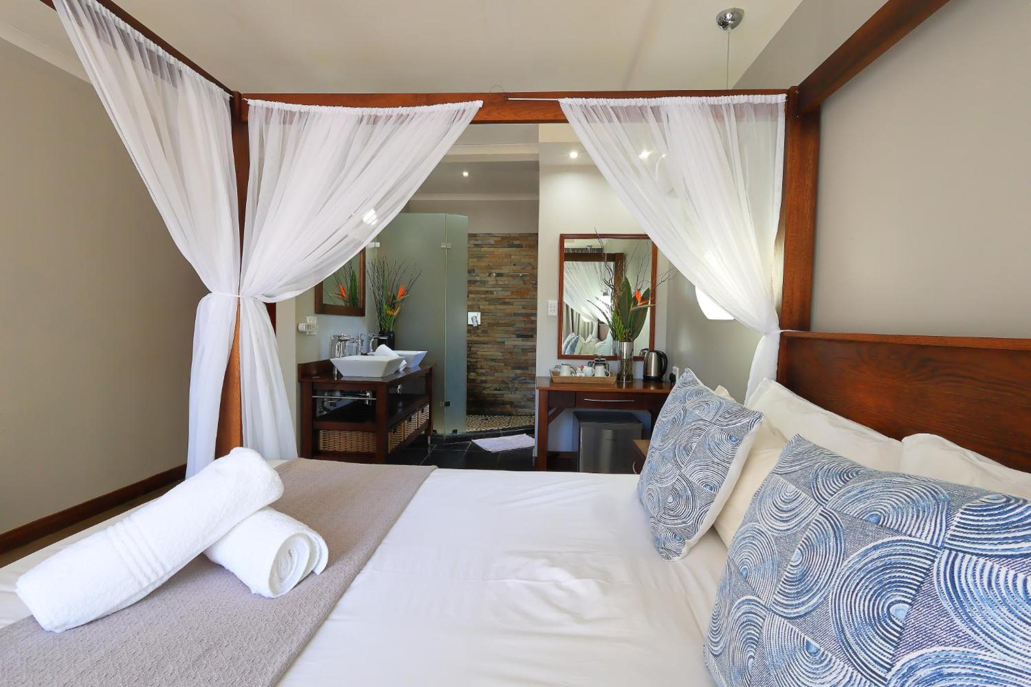 Queen Room with Pool Access photo 2