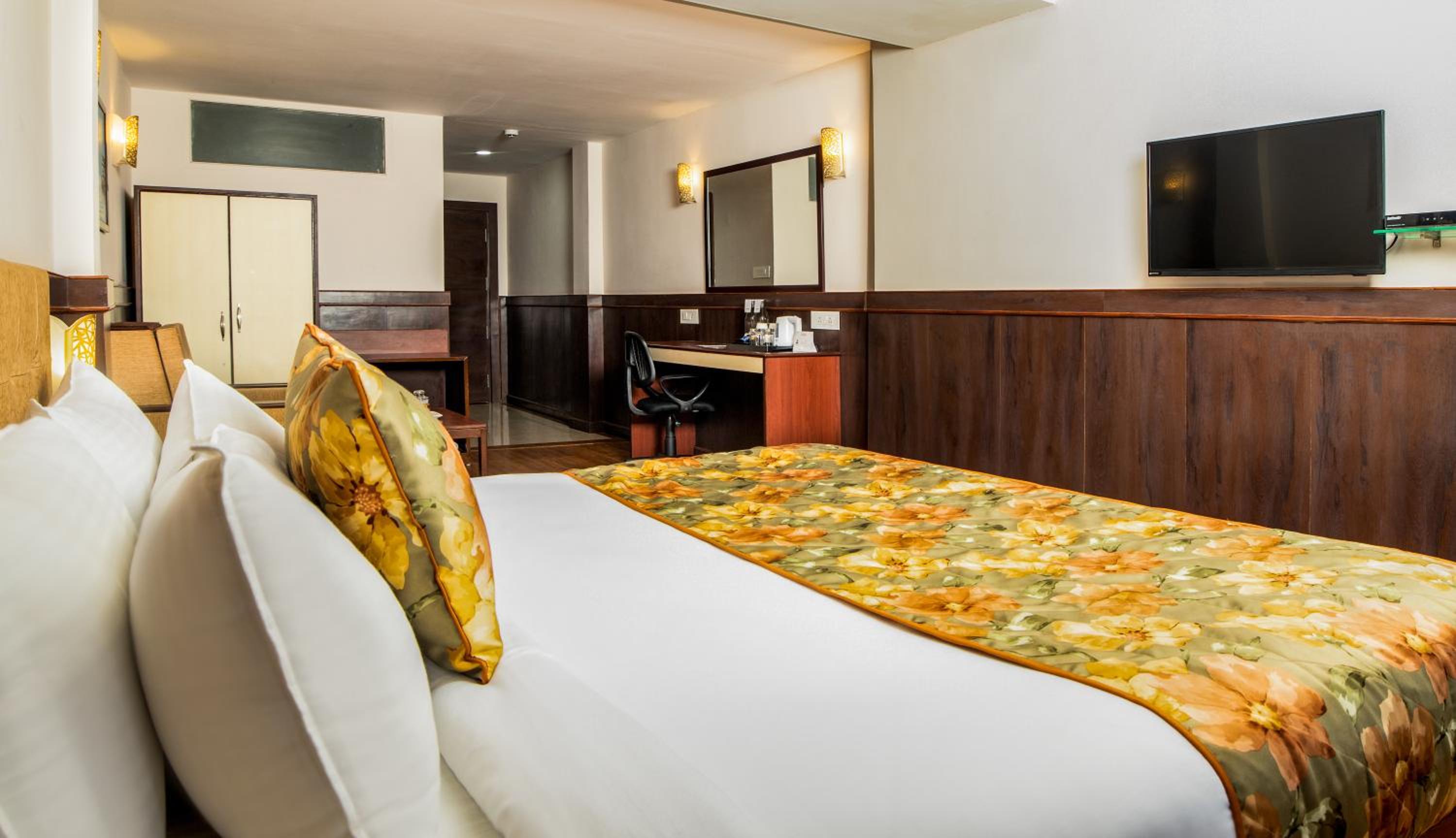 Premium View Room with Sofa Cum Bed - Photo 11