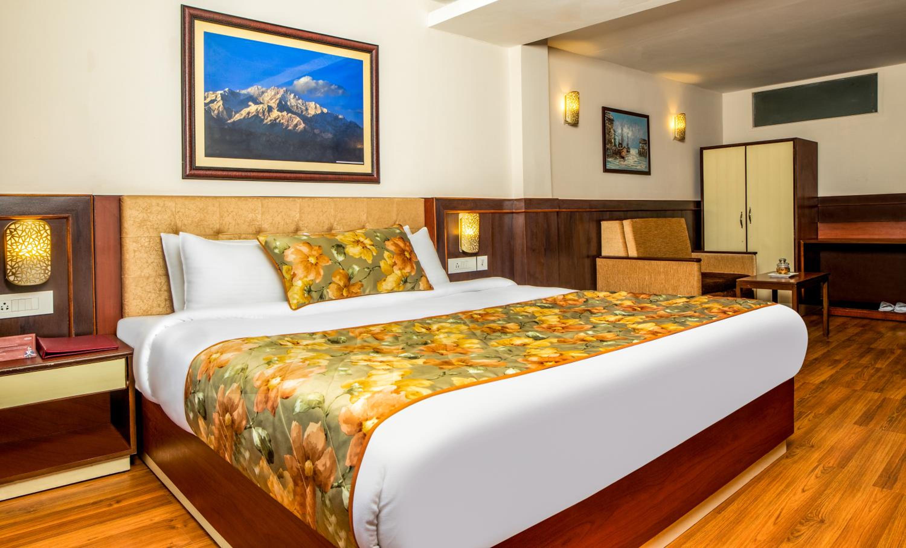 Premium View Room with Sofa Cum Bed - Photo 12