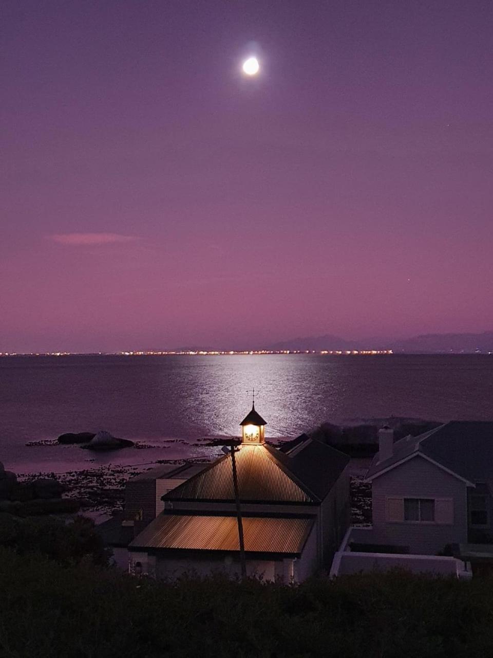 Luxury Studio with Balcony and 180 degree Sea View photo 2