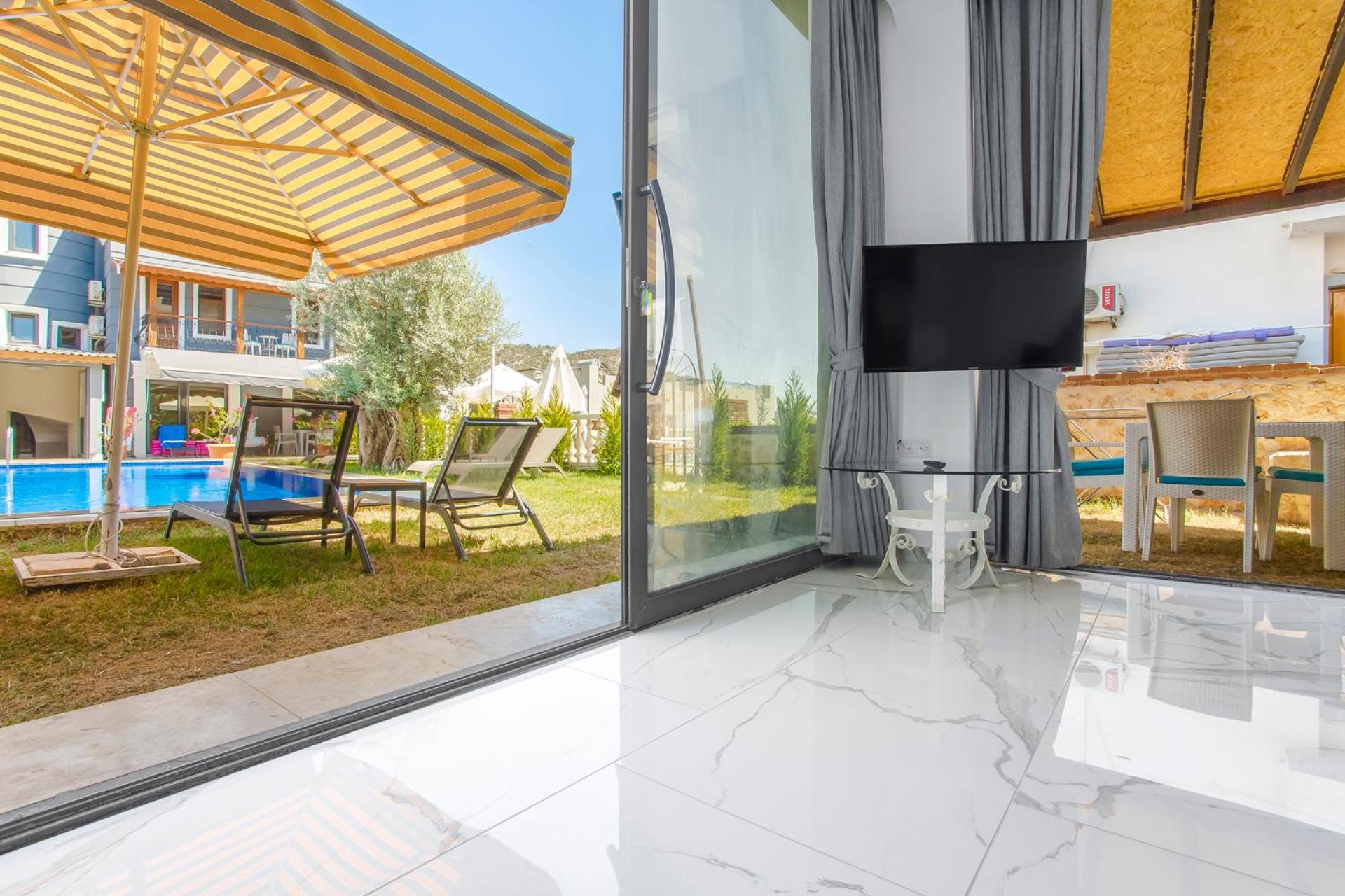 Studio with Pool View - Photo 8