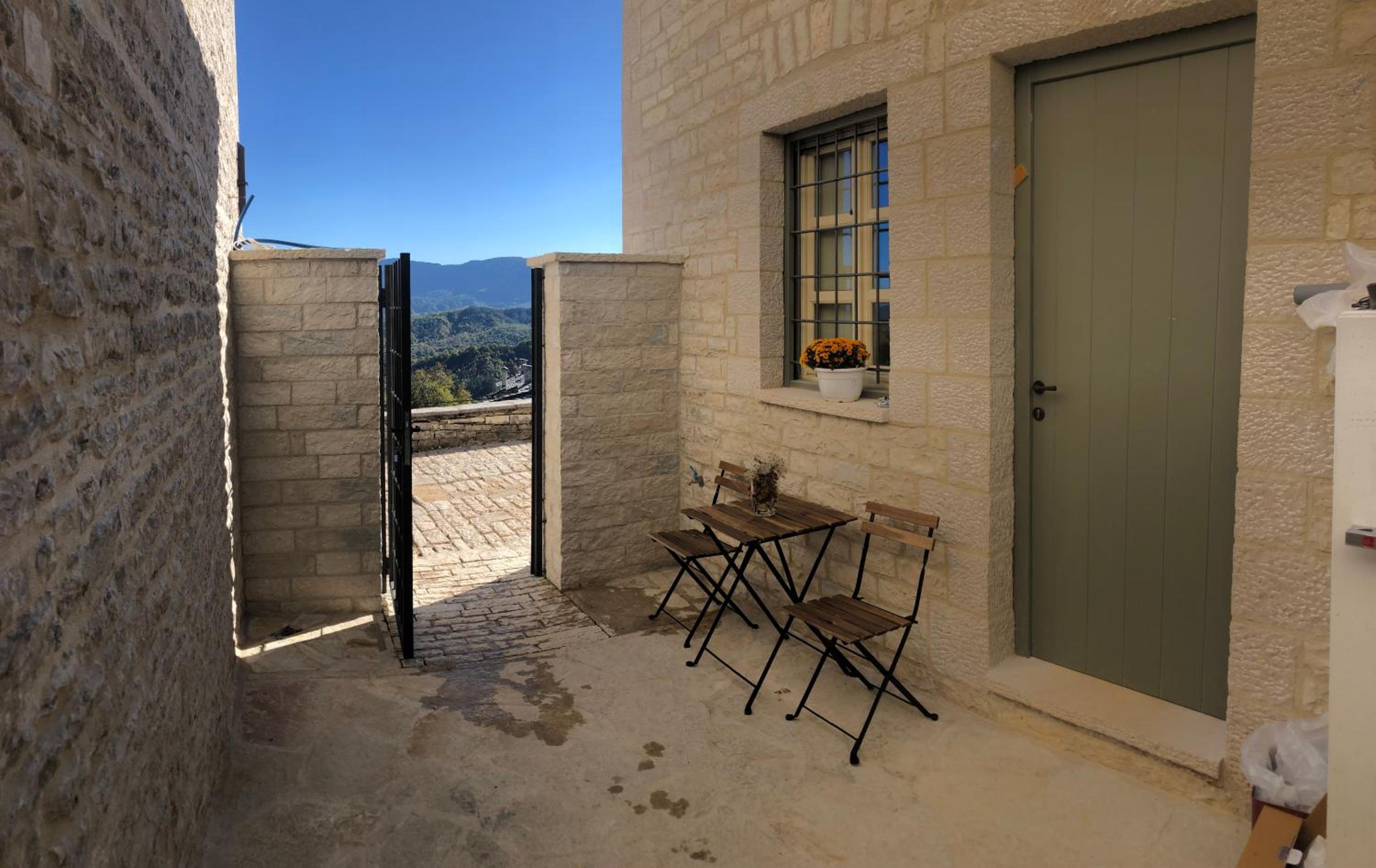 Apartment with Mountain View photo 3