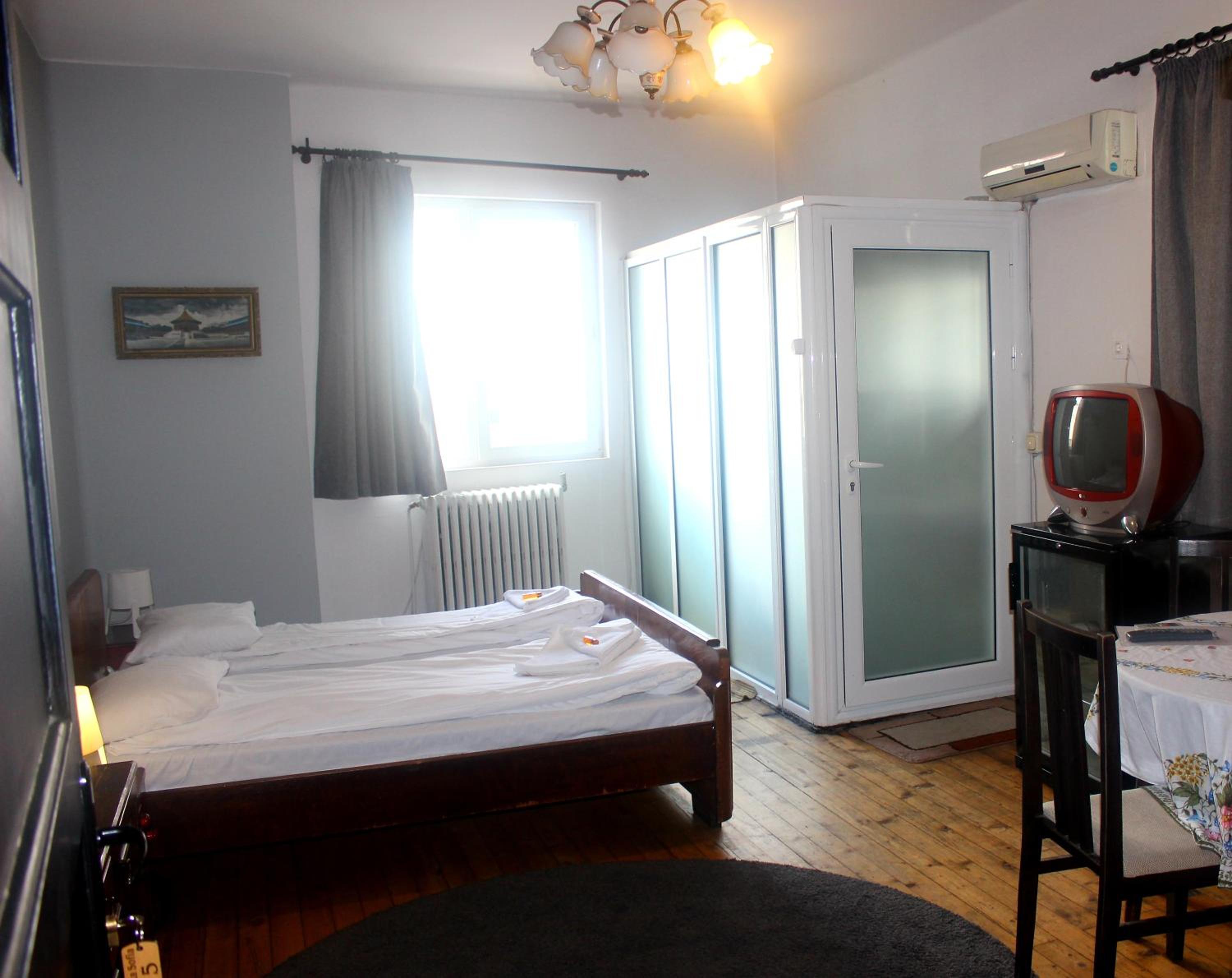 Deluxe King Room - Photo 11
