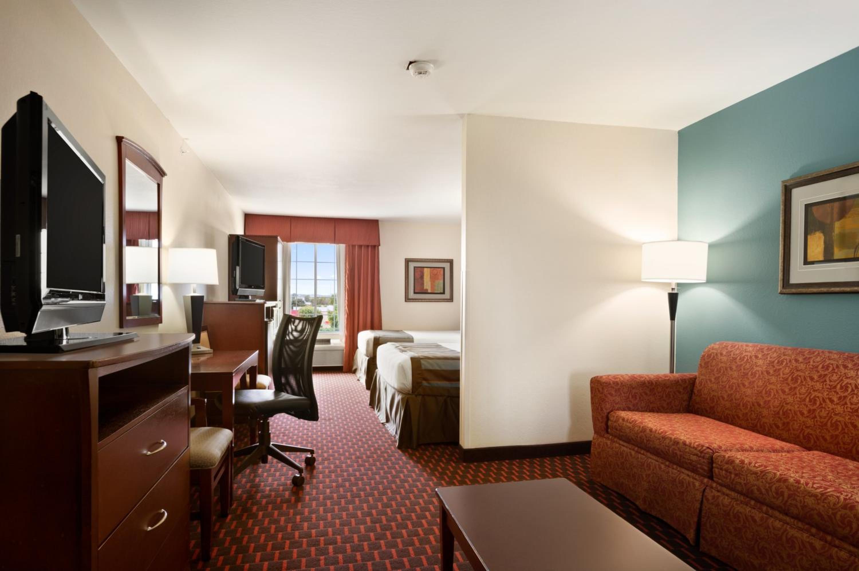 Queen Suite - Non-Smoking - Photo 1