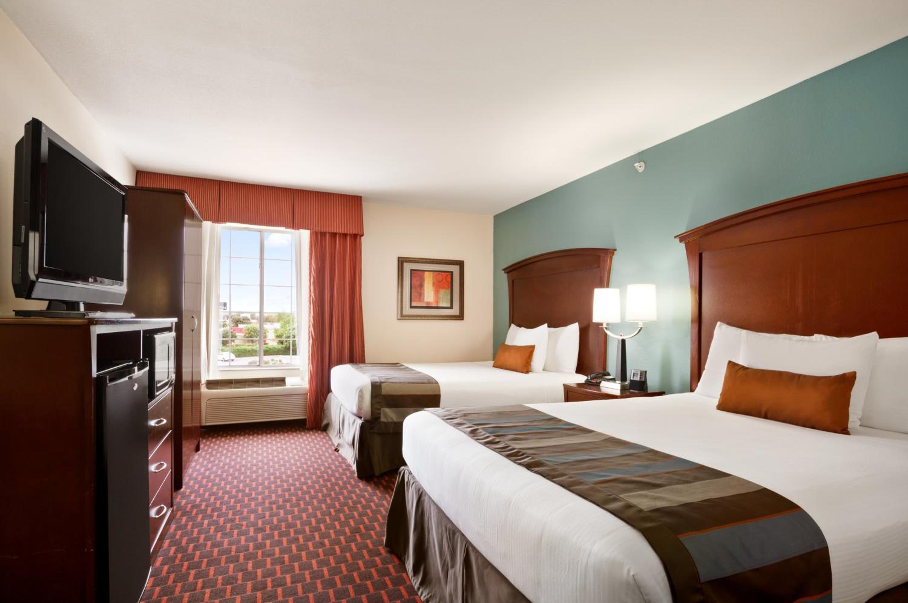 Queen Room with Two Queen Beds - Non-Smoking - Photo 4
