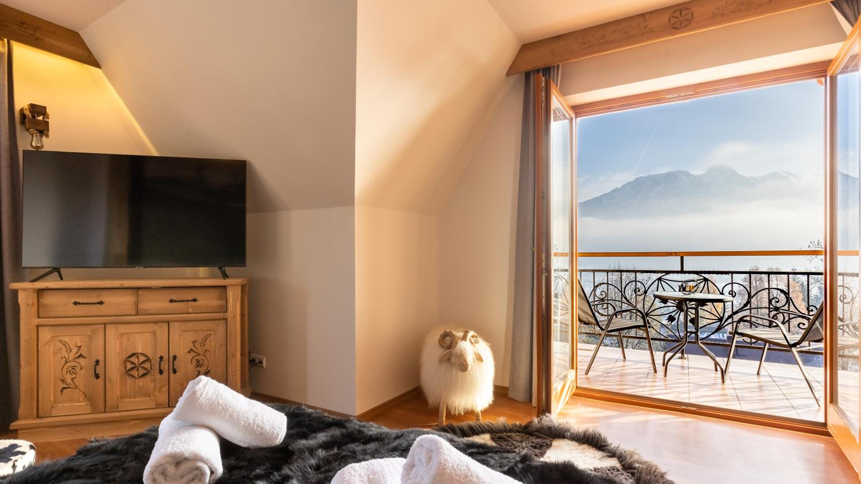 Deluxe Double Room with Balcony - Photo 7