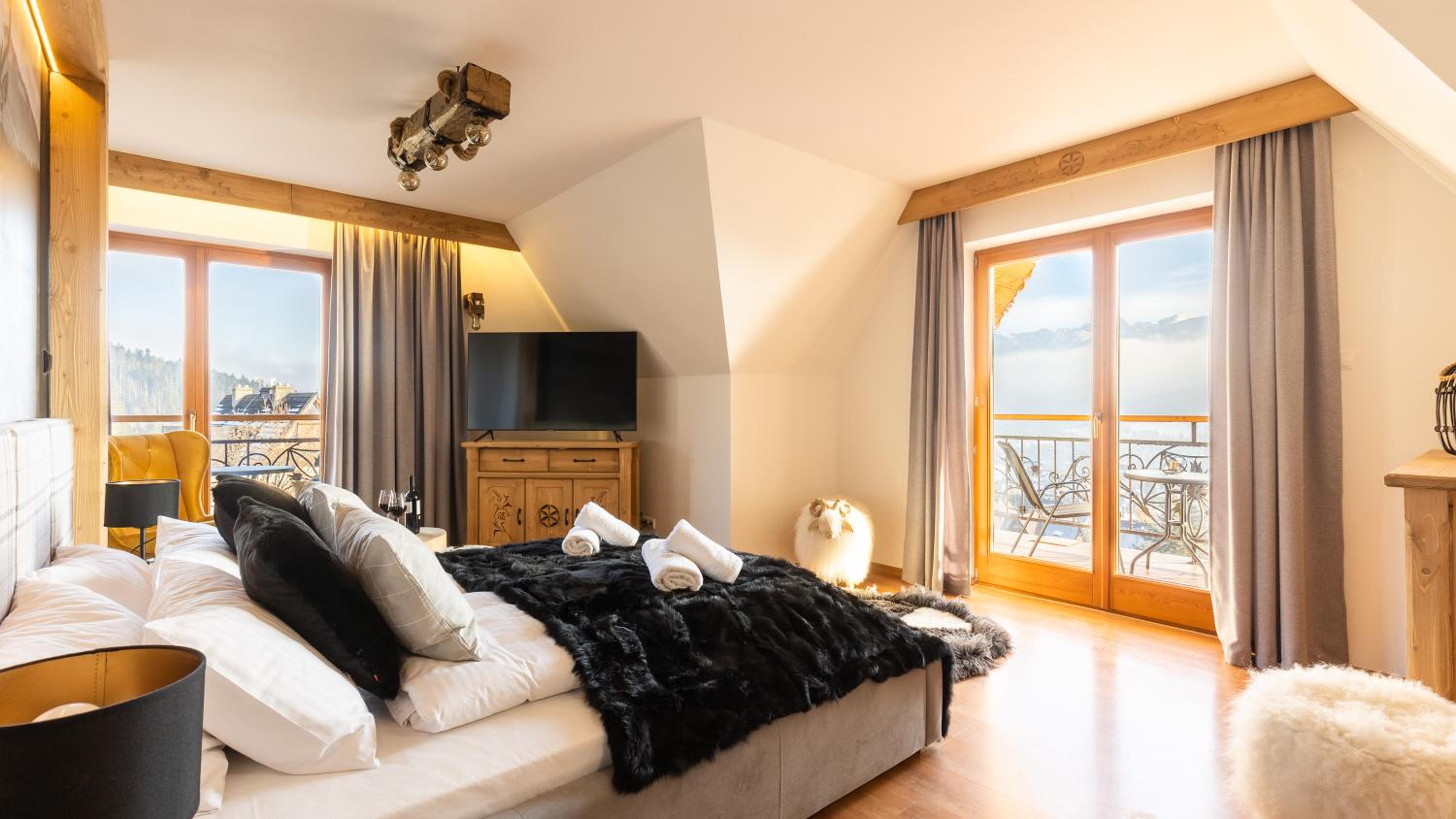 Deluxe Double Room with Balcony - Photo 2