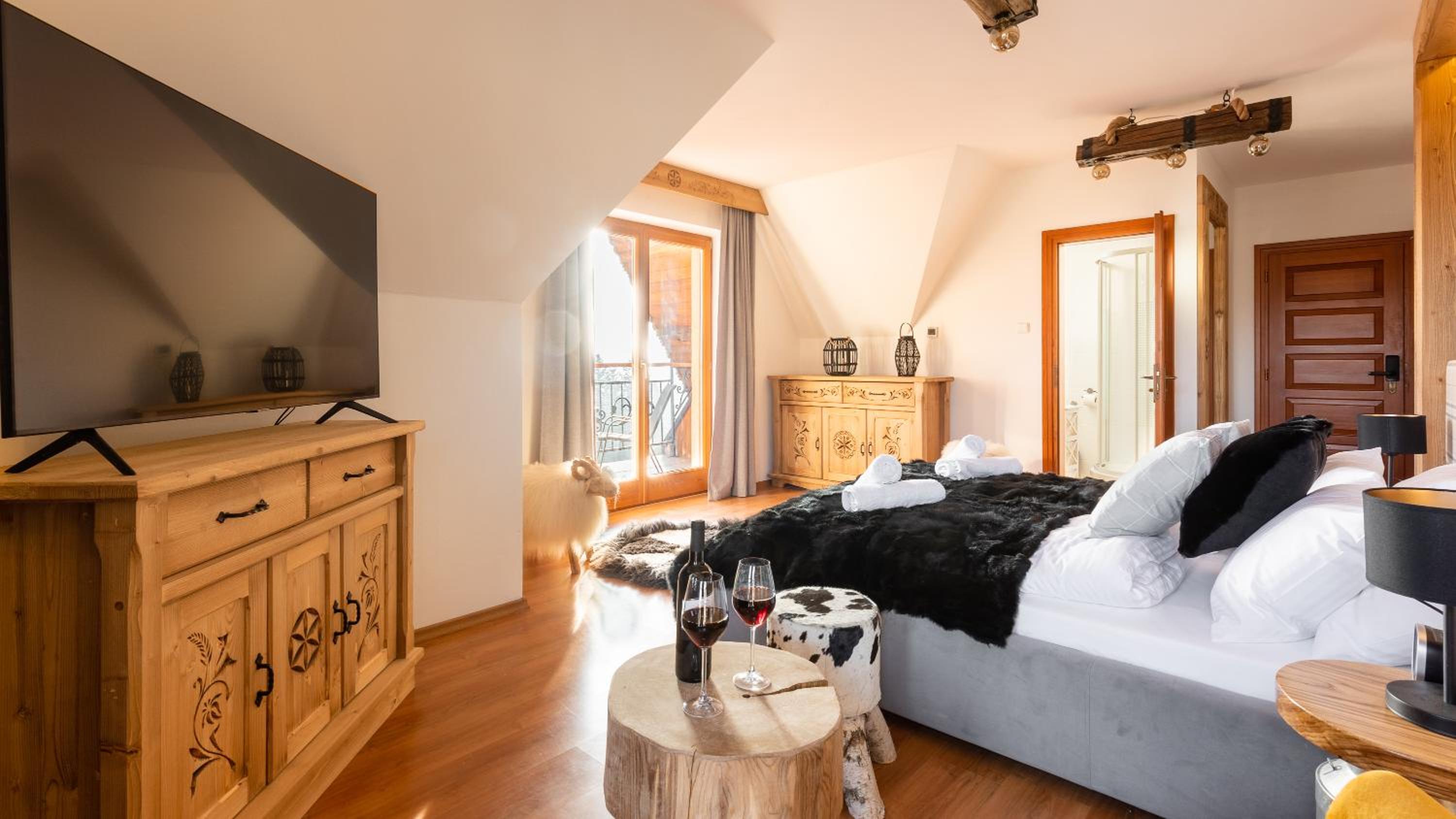 Deluxe Double Room with Balcony - Photo 3