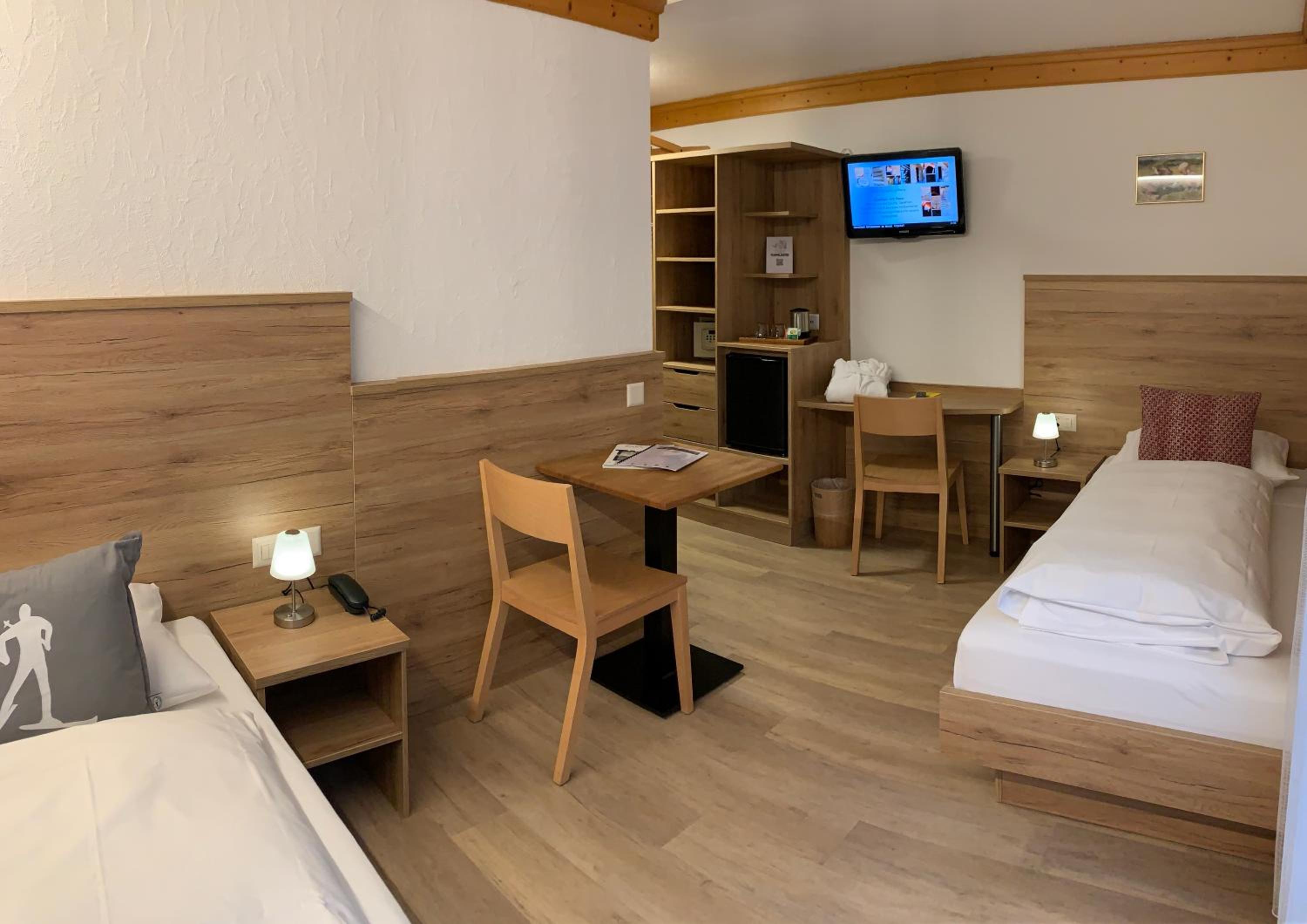 Room with 2 separate beds photo 1