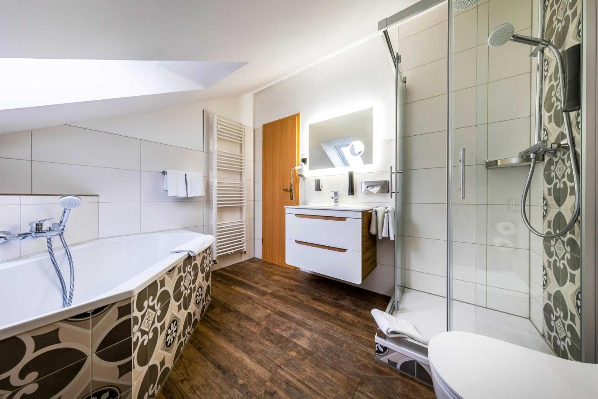 Suite - Photo 11