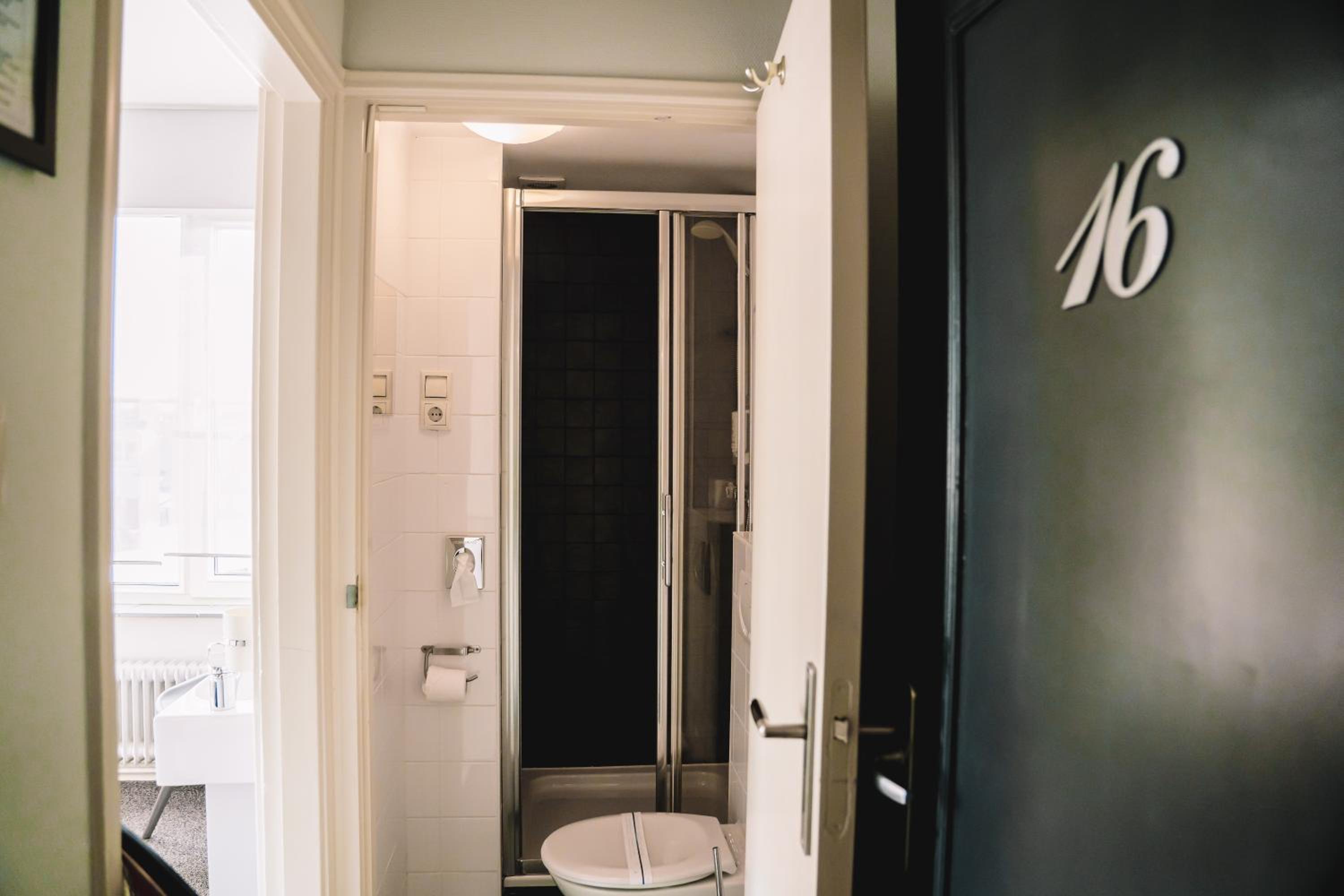 Small Twin Room - Photo 3