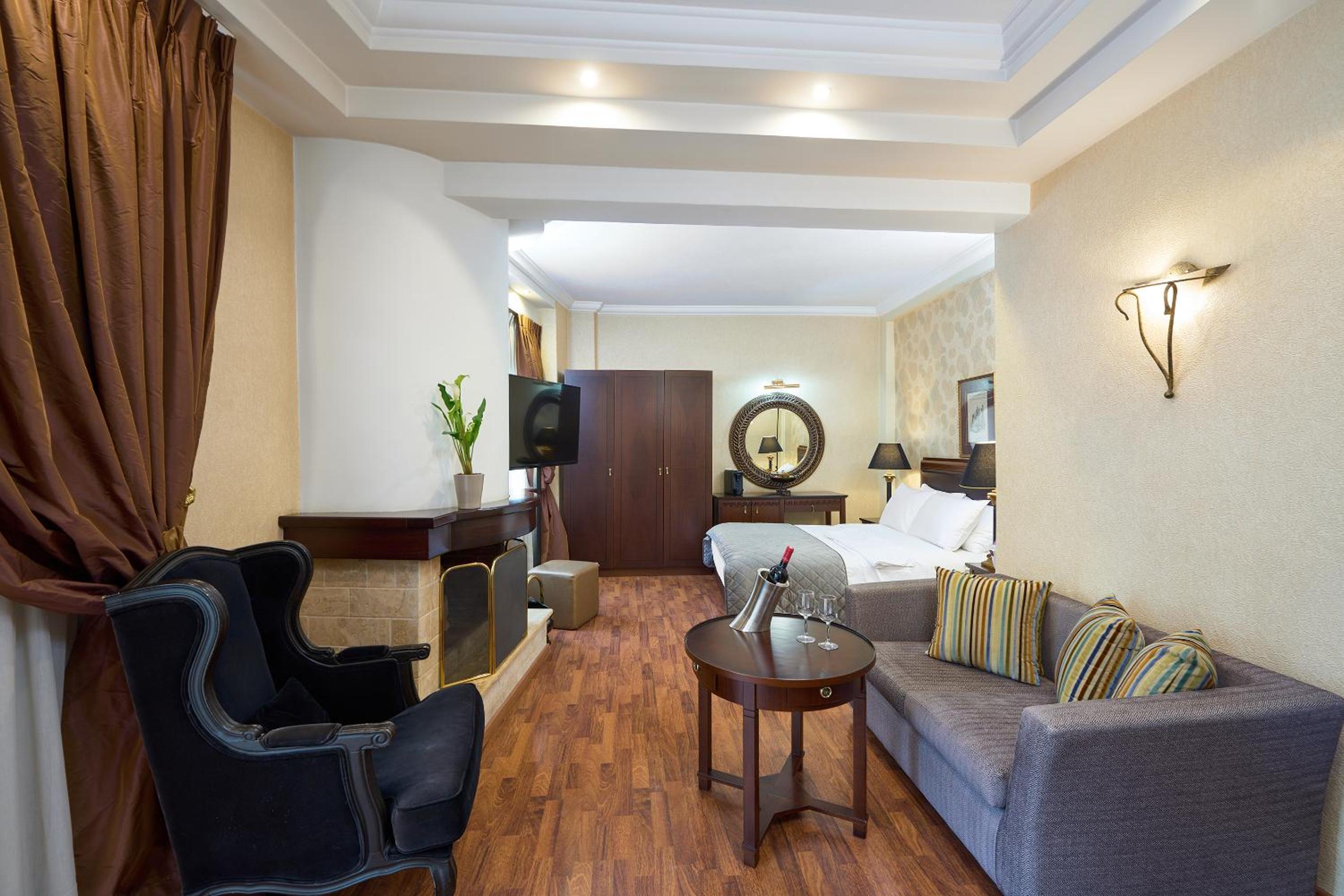 Family Suite (2 Adults + 2 Children)