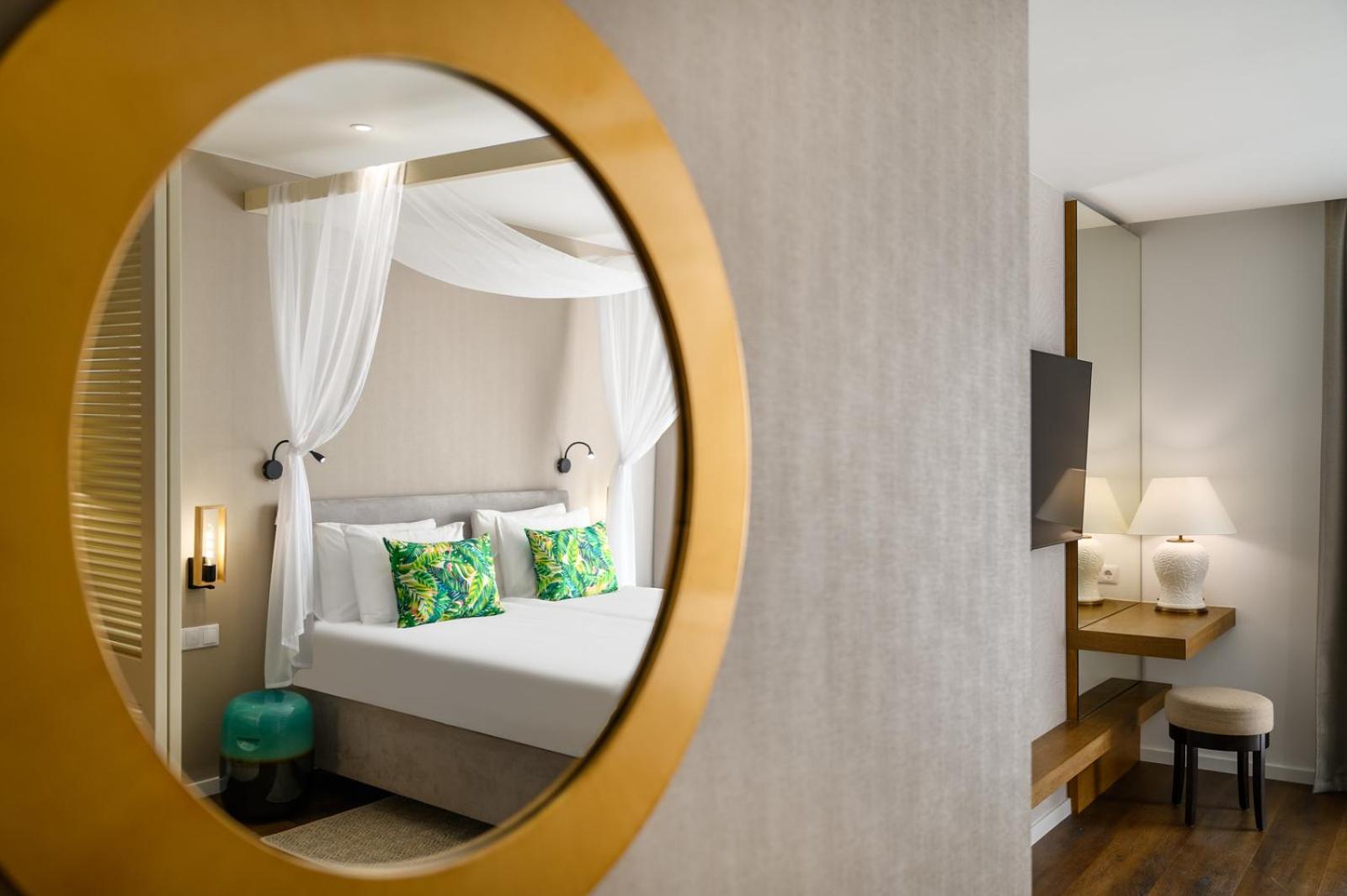Deluxe Junior King Suite - Photo 13