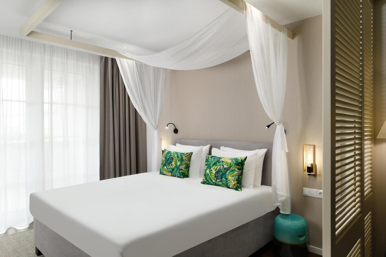 Superior Junior King Suite - Photo 5