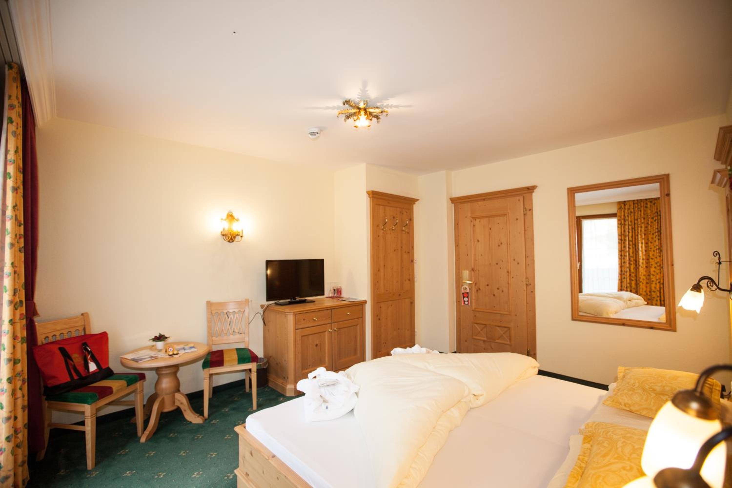 Three-Bedroom Apartment with Balcony photo 1