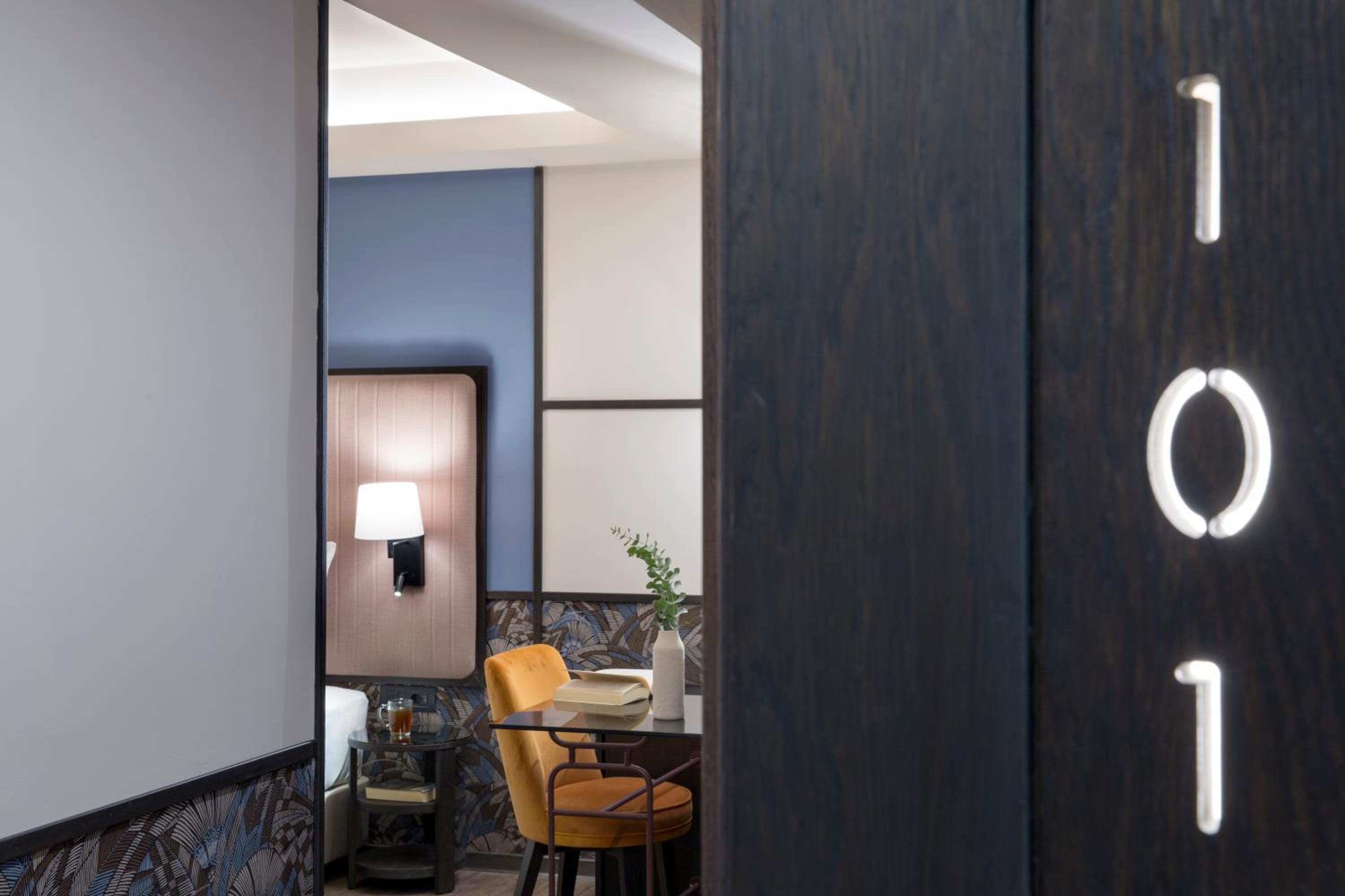 Classic Twin Room with City View photo 2