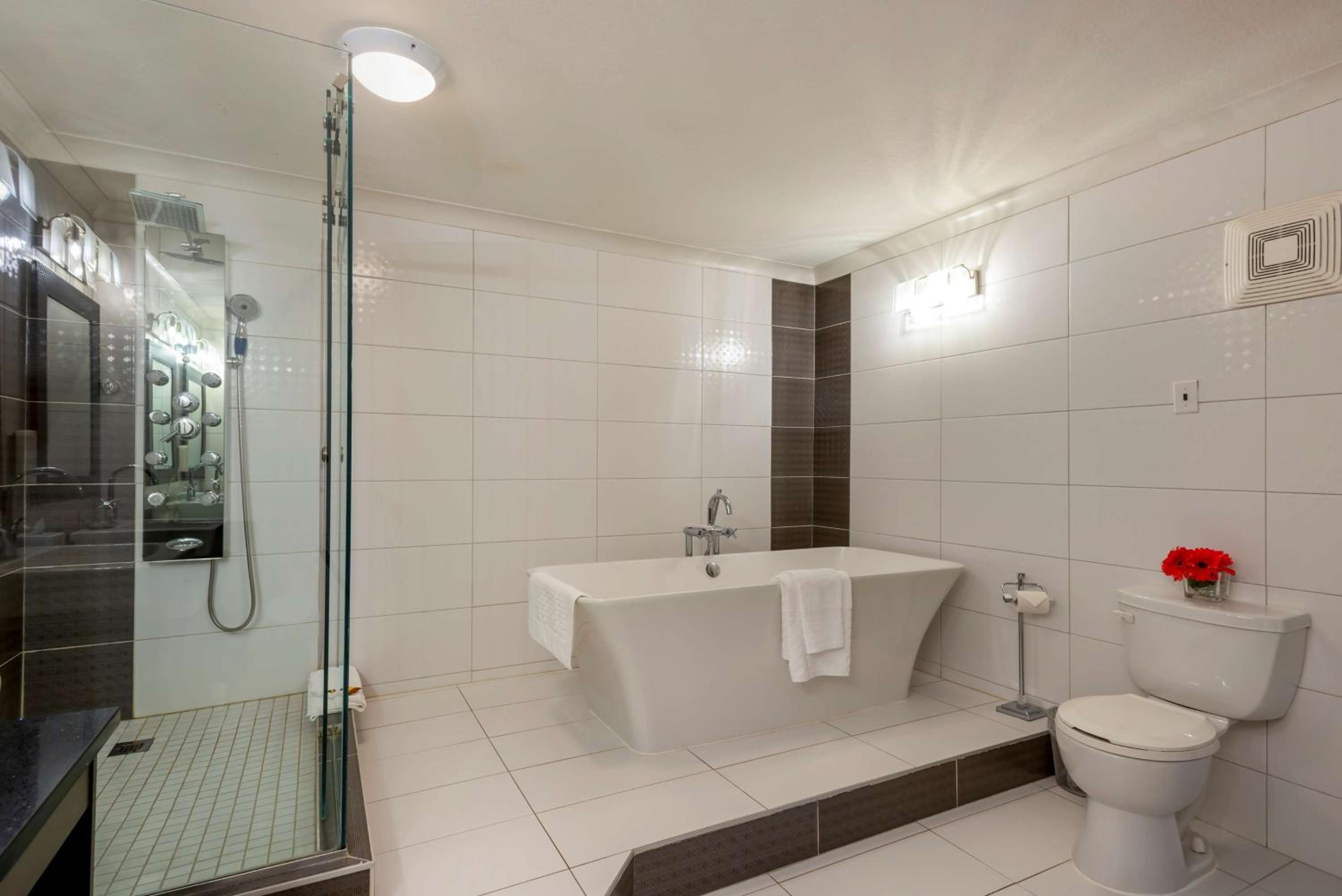 King Suite with Sofa Bed, Spa Bath and Living Room - Non-Smoking - Photo 6