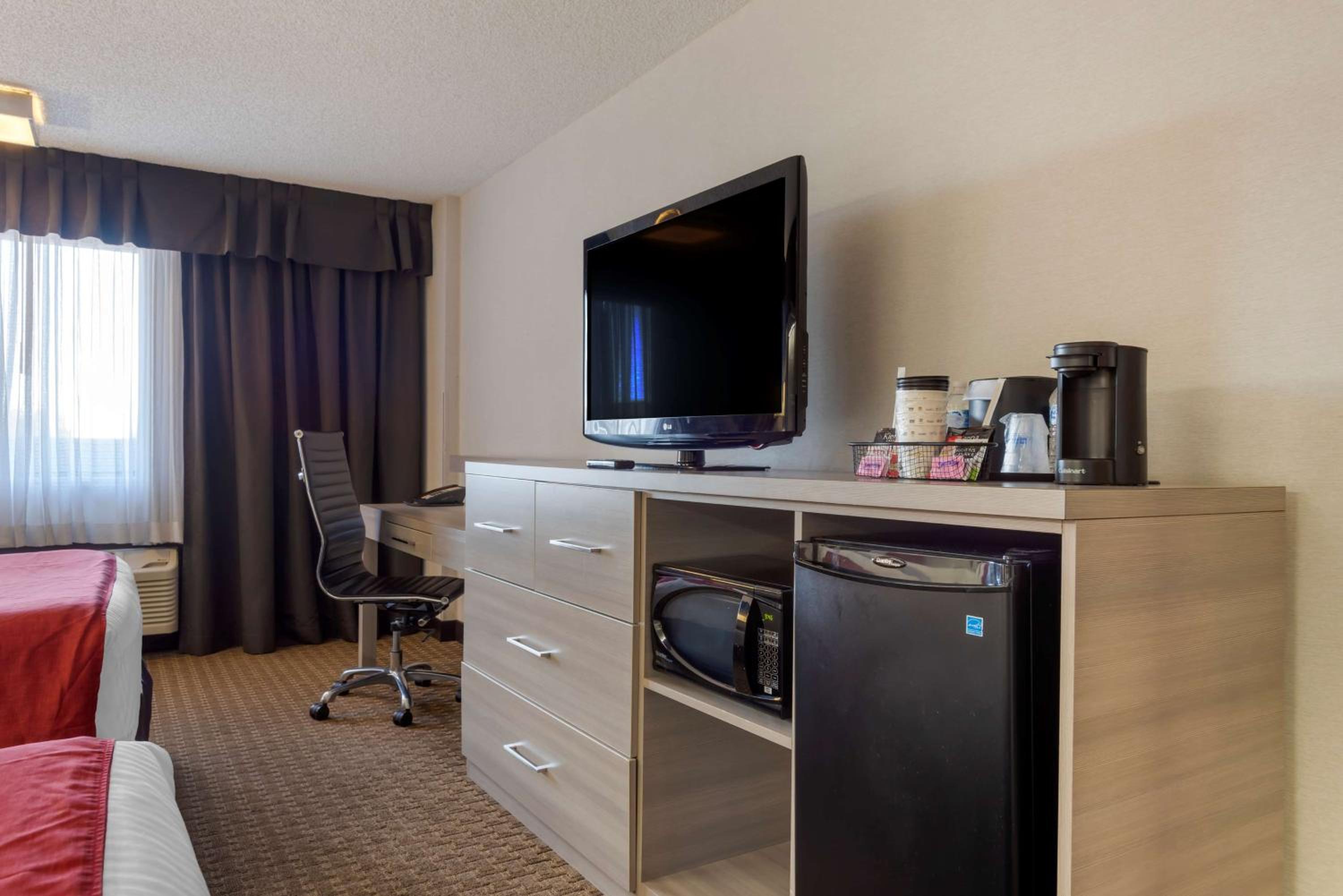 Queen Room with Two Queen Beds - Non-Smoking - Photo 7
