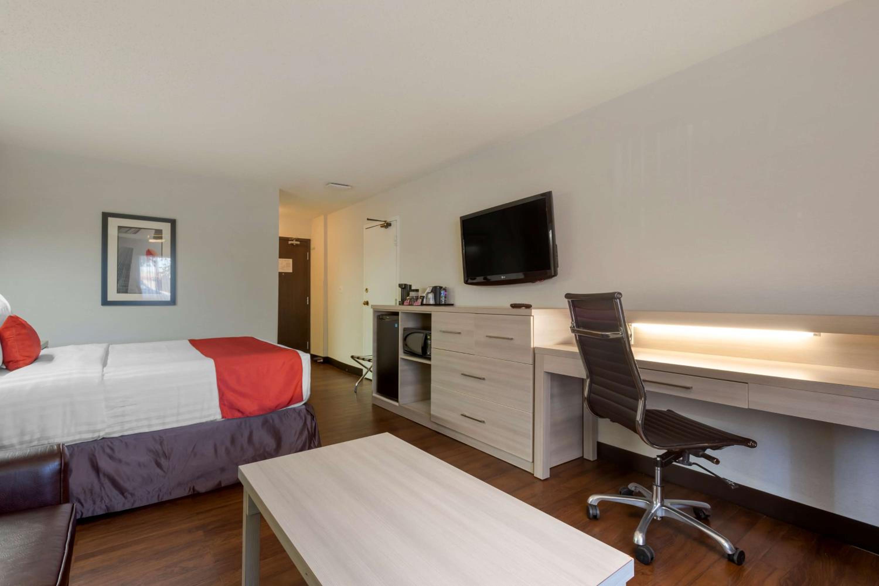 Queen Room with Sofa Bed - Non-Smoking - Photo 3