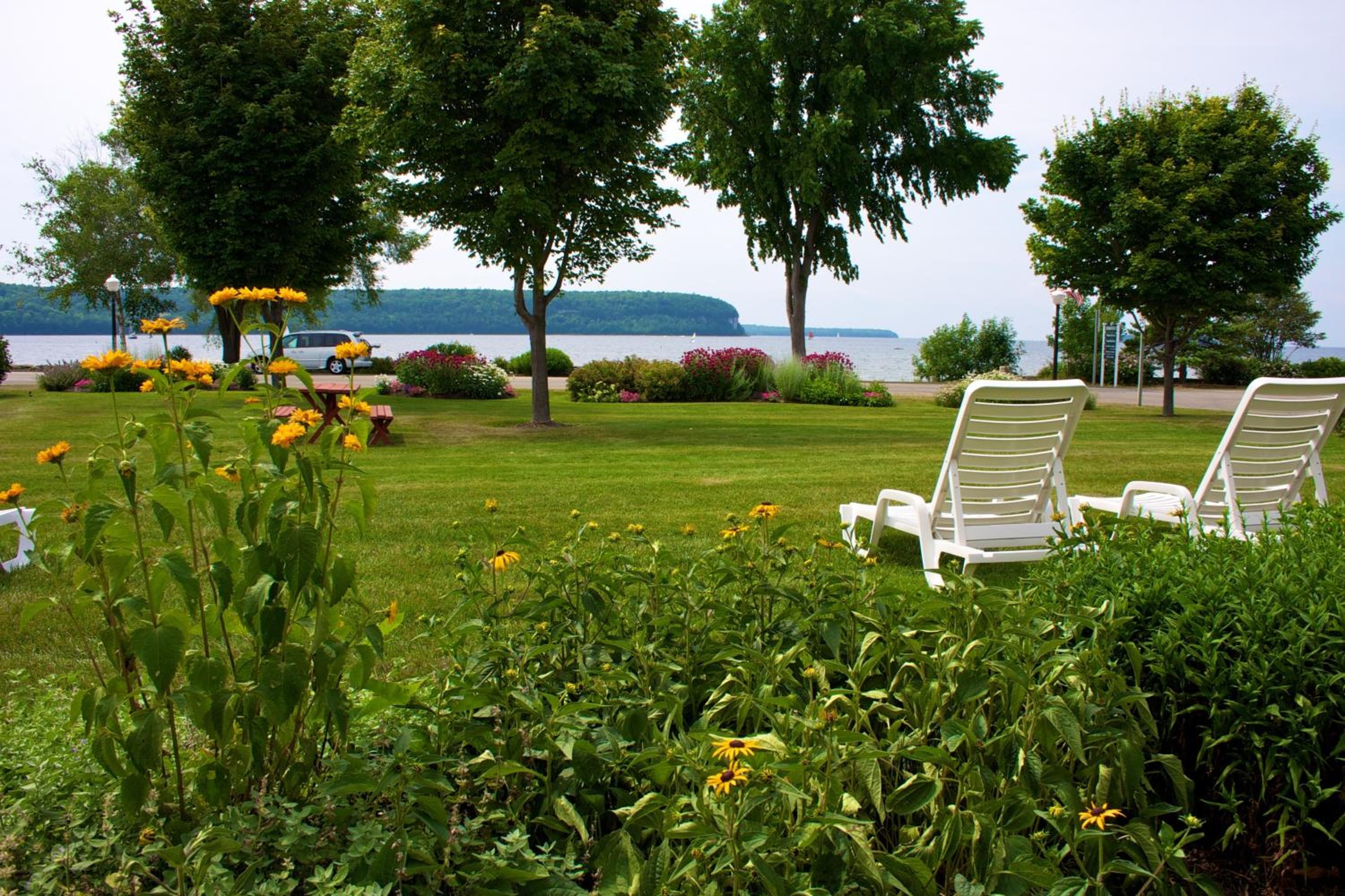 Family Room with Lake View photo 2
