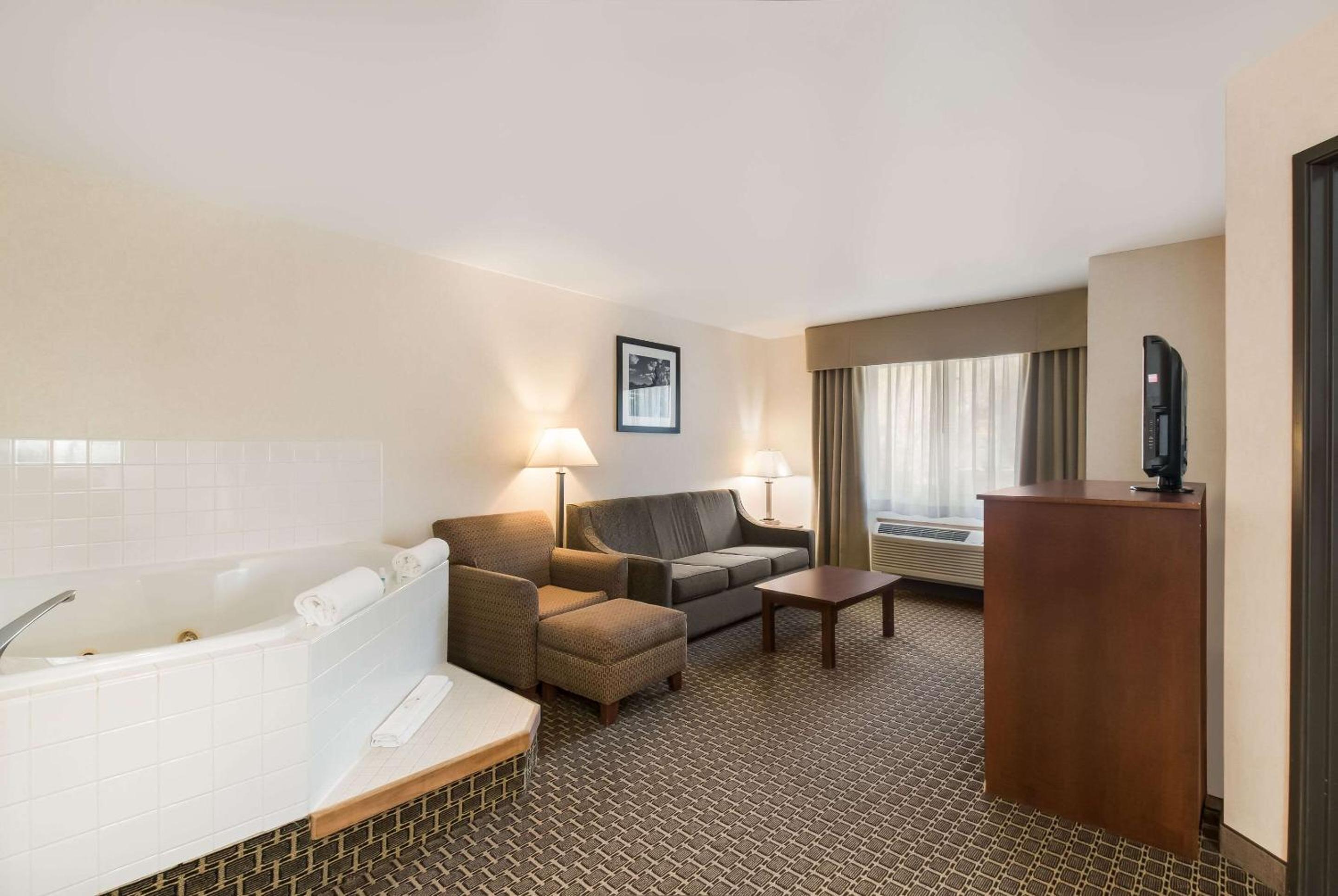 King Suite with Sofa Bed - Non-Smoking - Photo 2