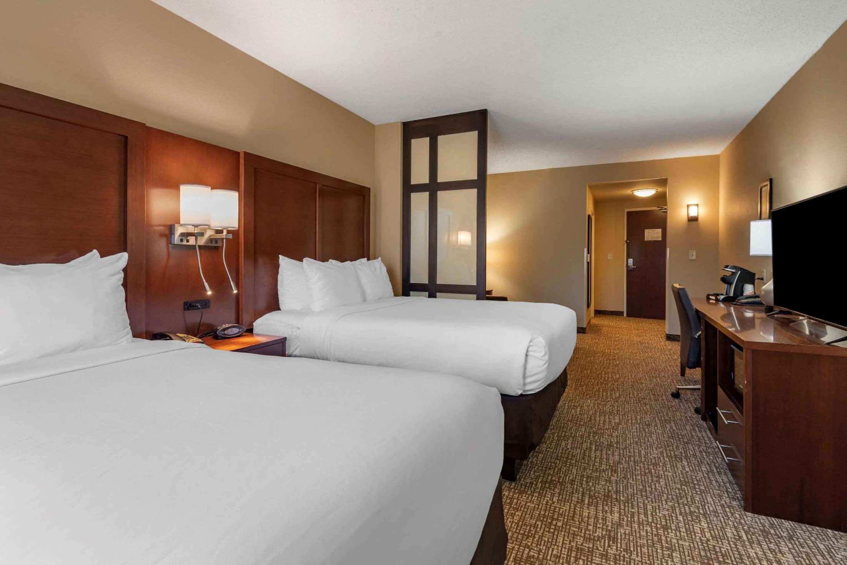 Queen Suite with Two Queen Beds - Photo 8