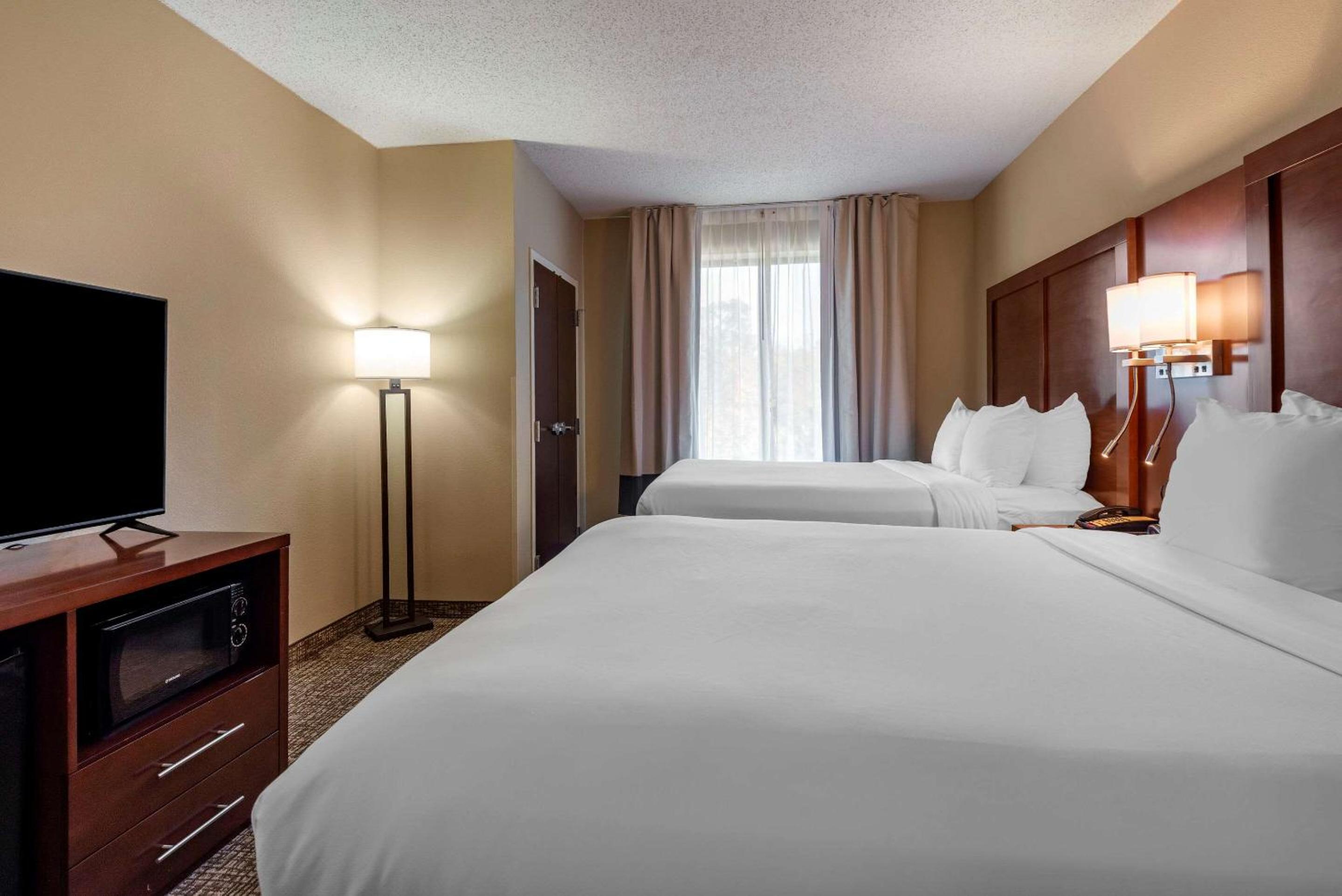 Queen Suite with Two Queen Beds - Photo 10