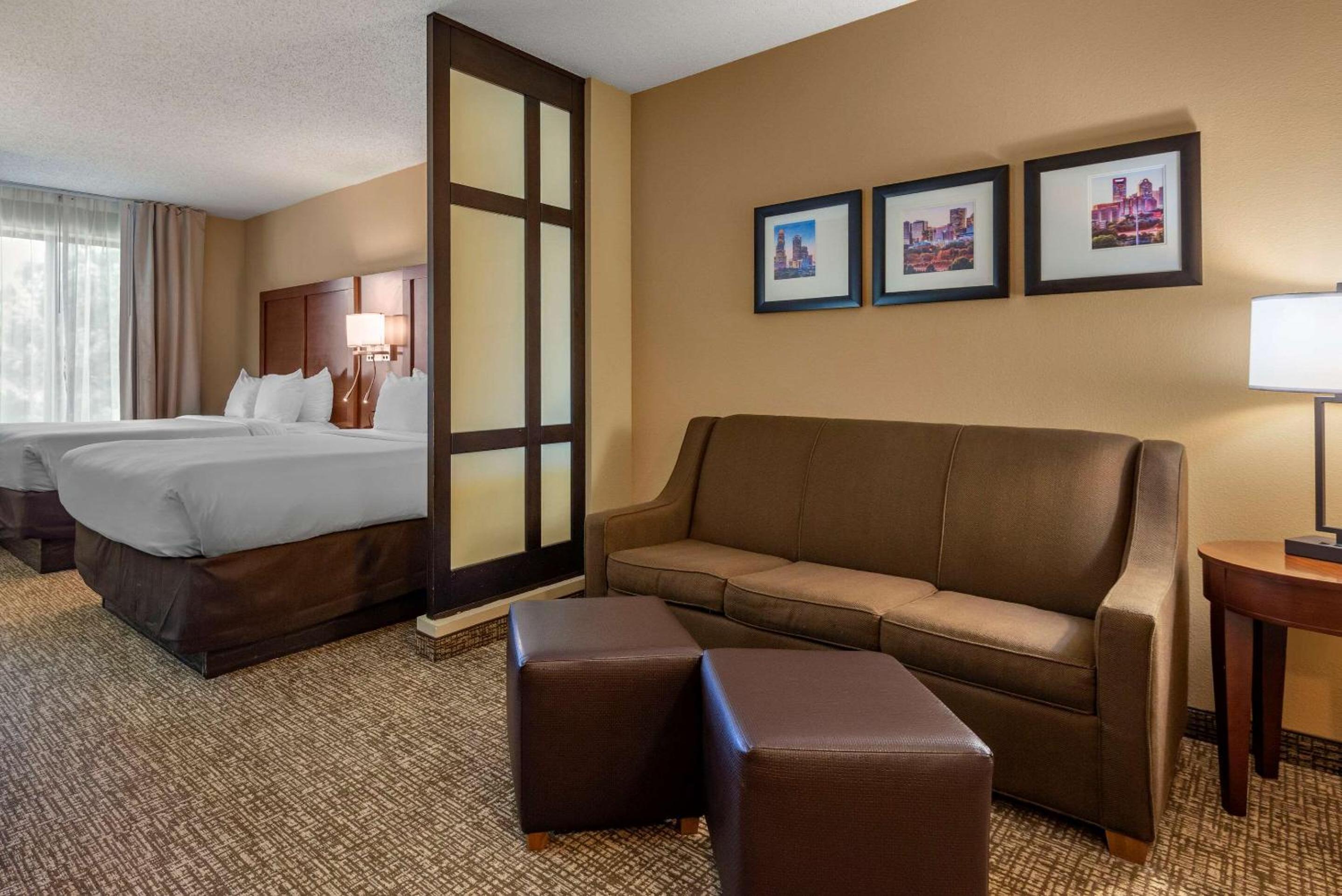 Queen Suite with Two Queen Beds - Photo 11